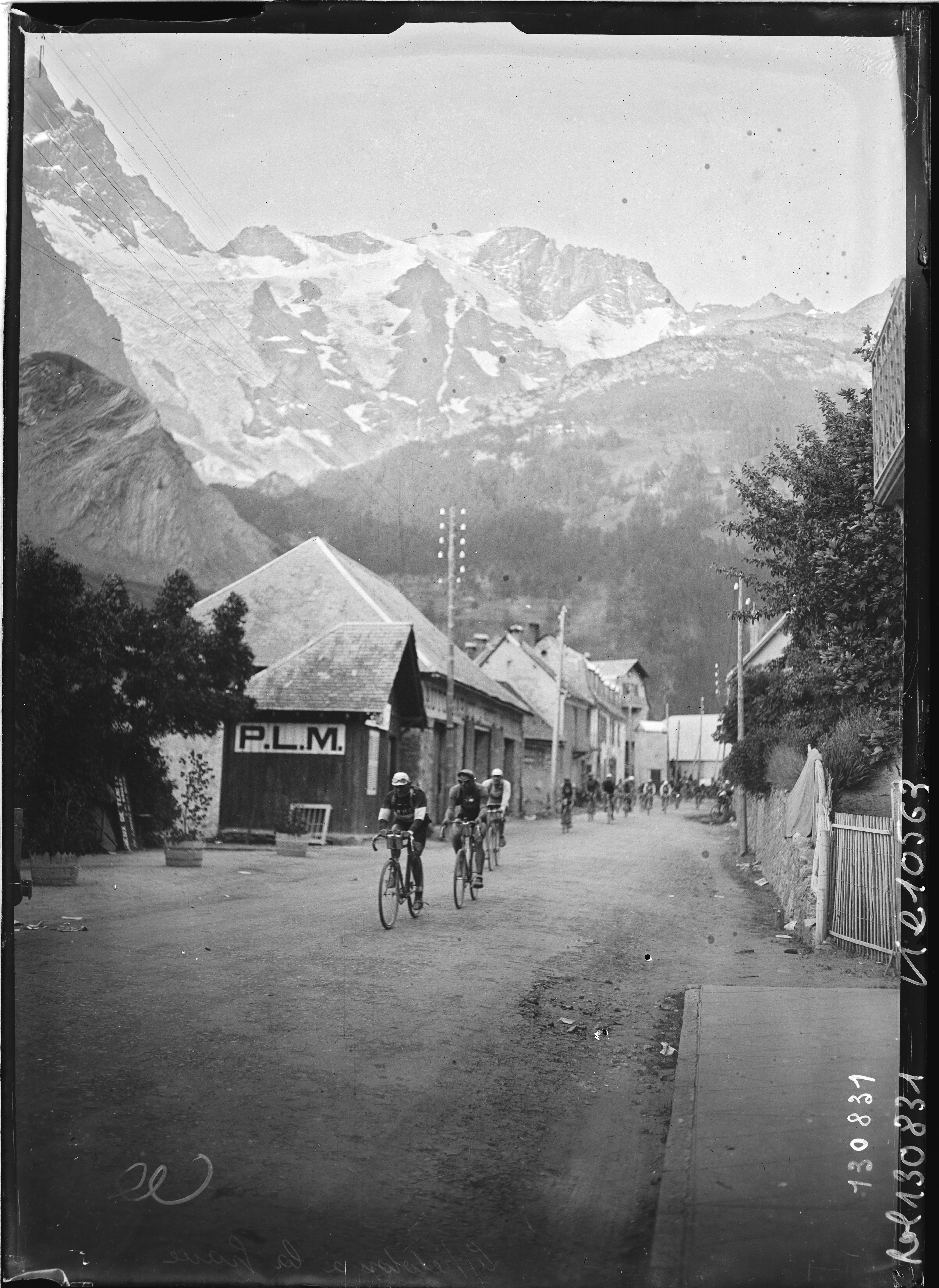 Une photographie de presse de l'Agence Rol en 1928, capturant le peloton du Tour de France cycliste à La Grave lors de l
