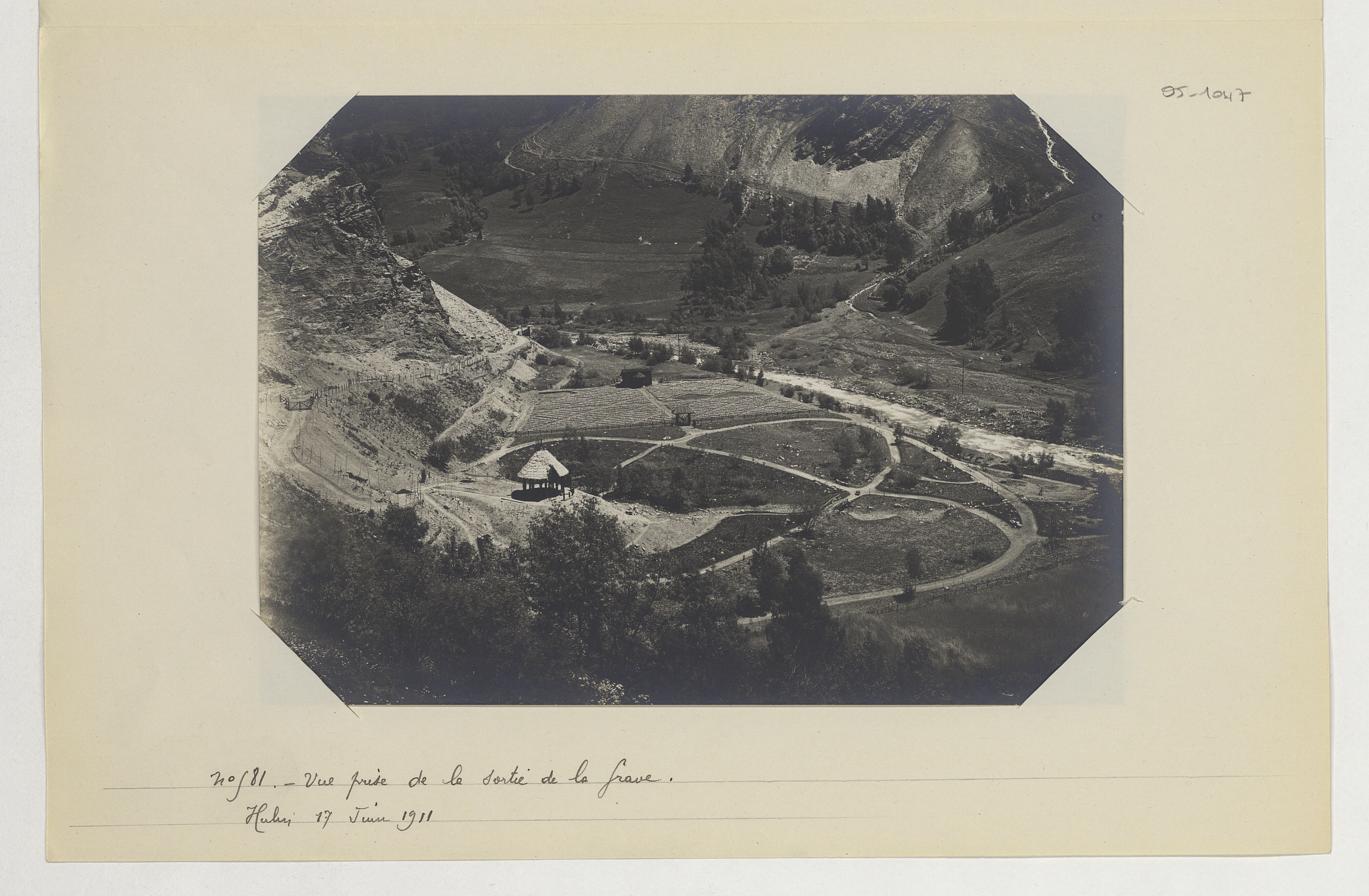 Victor Hulin photographie en 1911 l'Arboretum Surell, avec des vues sur la Romanche, le village de la Grave et la terras