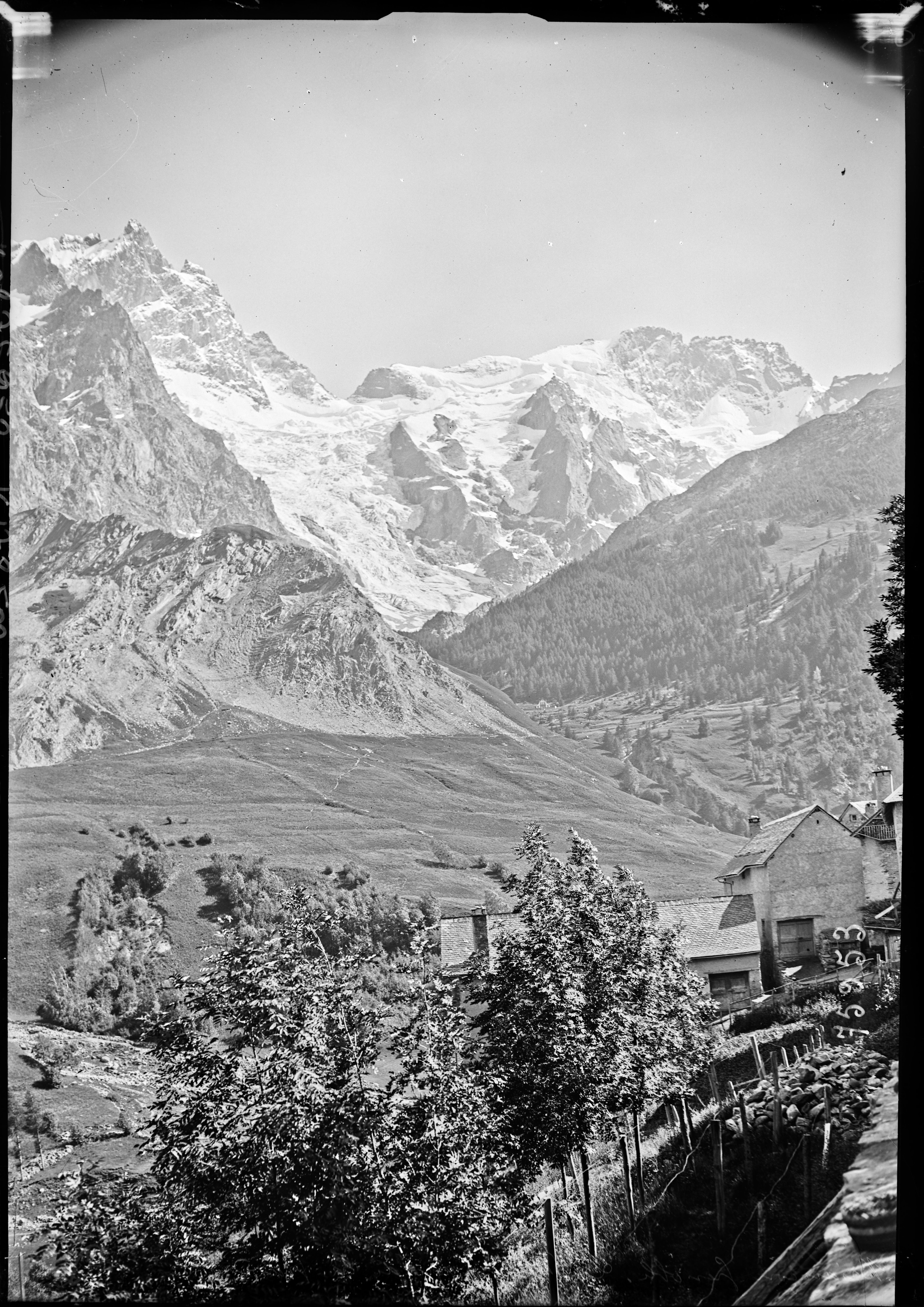 Une photographie de presse de l'Agence Rol, datant de 1922, montrant la Meije vue depuis La Grave, sur la Route des Alpe