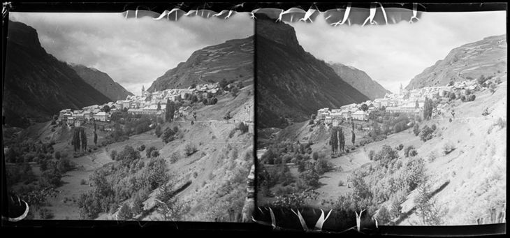Photographie de 1931 par Albert Oliveras i Folch, montrant le village de la Grave avec des champs au premier plan.