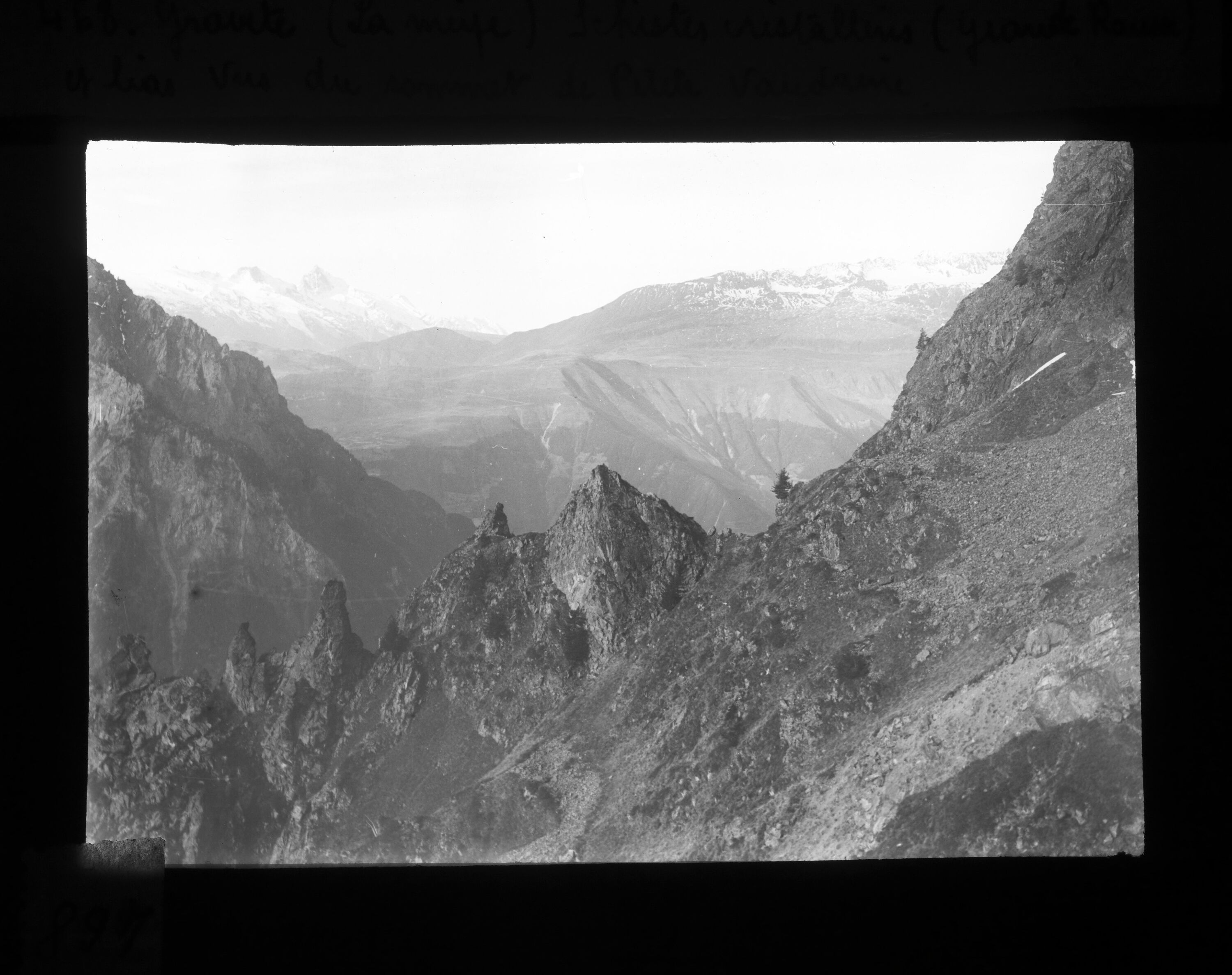 Vue du sommet de Petite Vaudaine, cette image montre le granite de la Meije, les schistes cristallins des Grandes Rousse