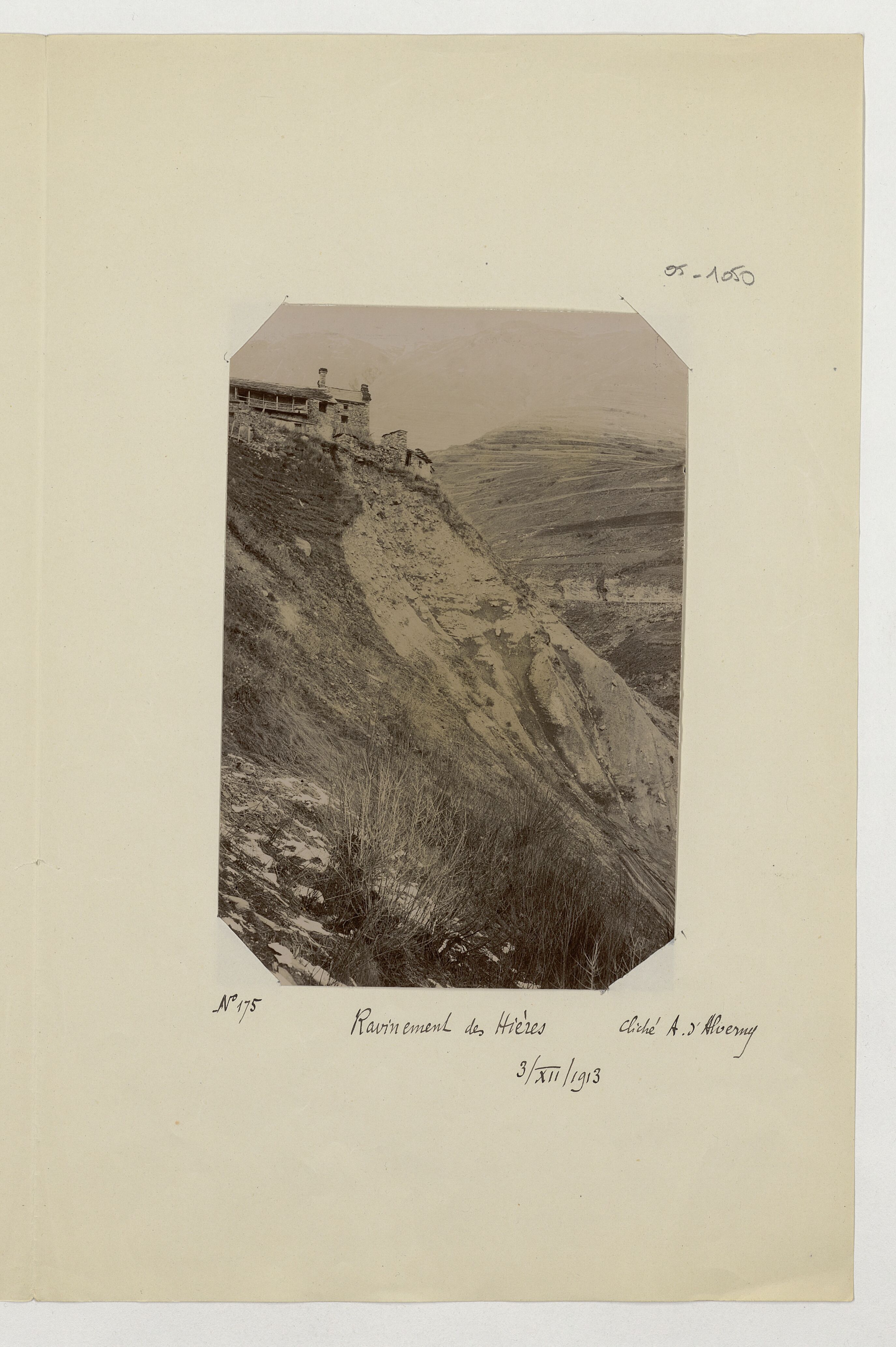 Photographie d'A. d'Alverny, prise en 1913, représentant le hameau des Hières et son ravinement. Ce cliché offre un aper