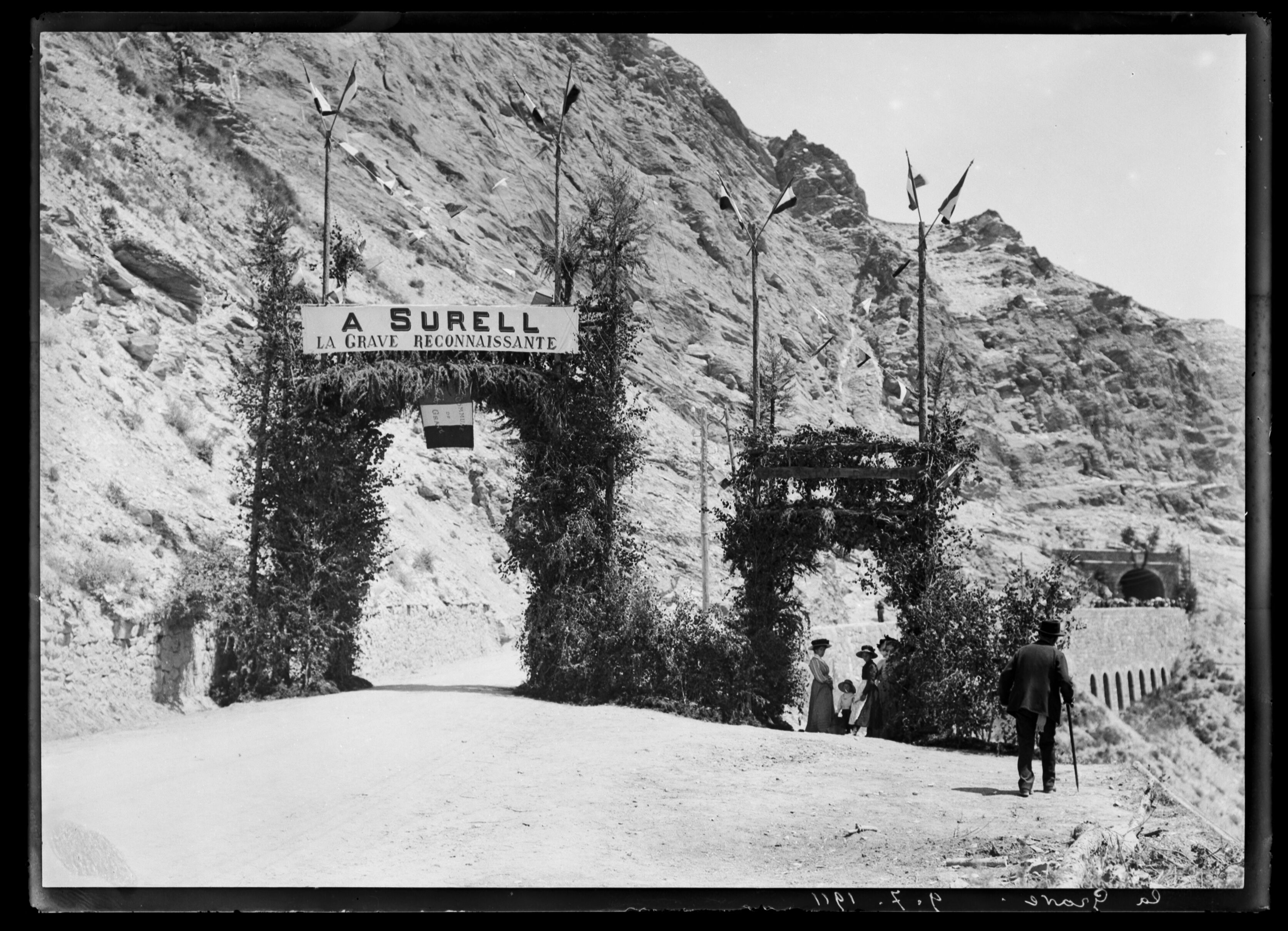 Émile Duchemin a photographié l'arc de triomphe Surrel à La Grave entre 1890 et 1914, documentant ainsi un monument loca