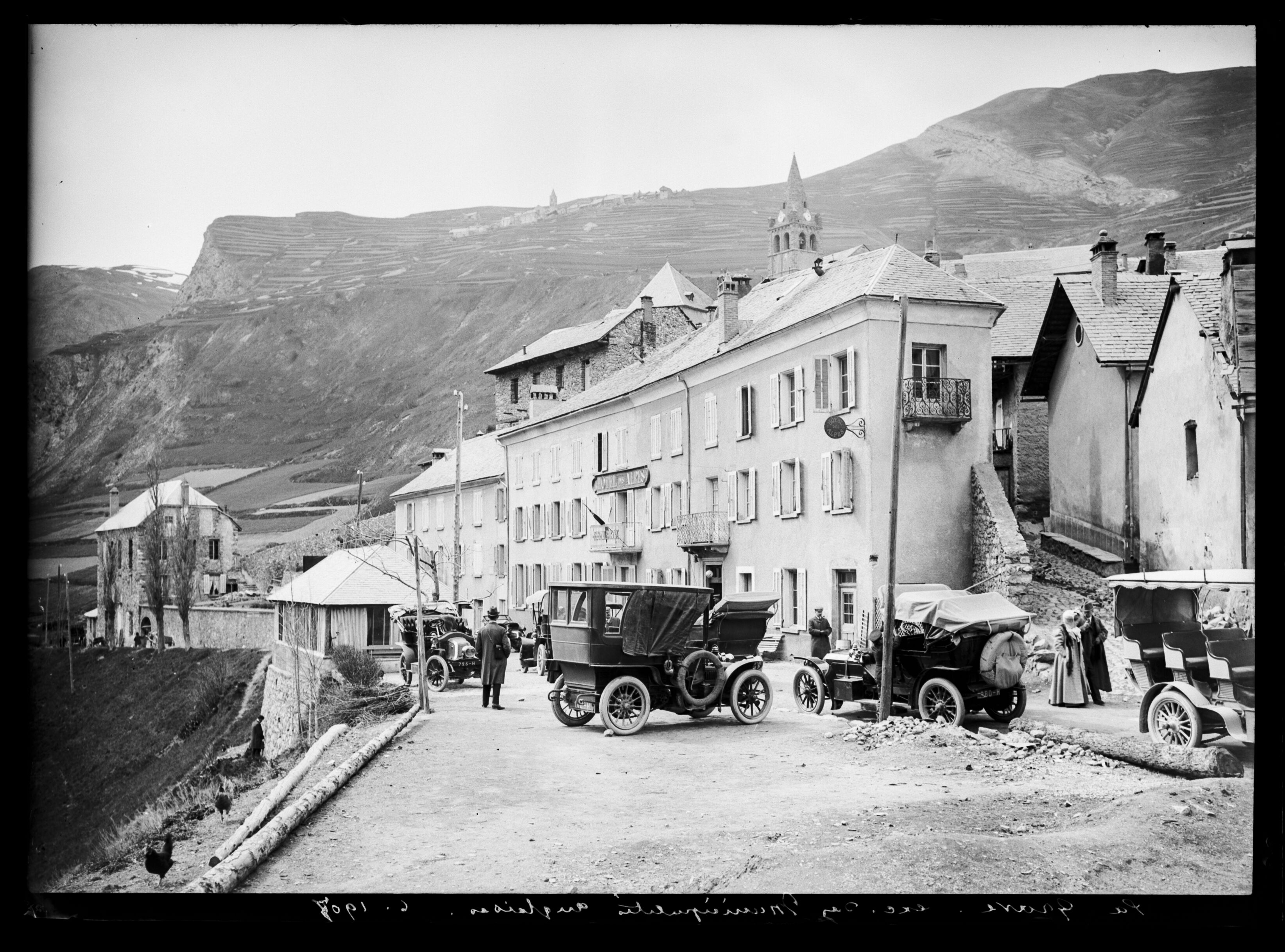 Photographie d'une excursion des municipalités anglaises à La Grave, prise par Émile Duchemin entre 1890 et 1914.