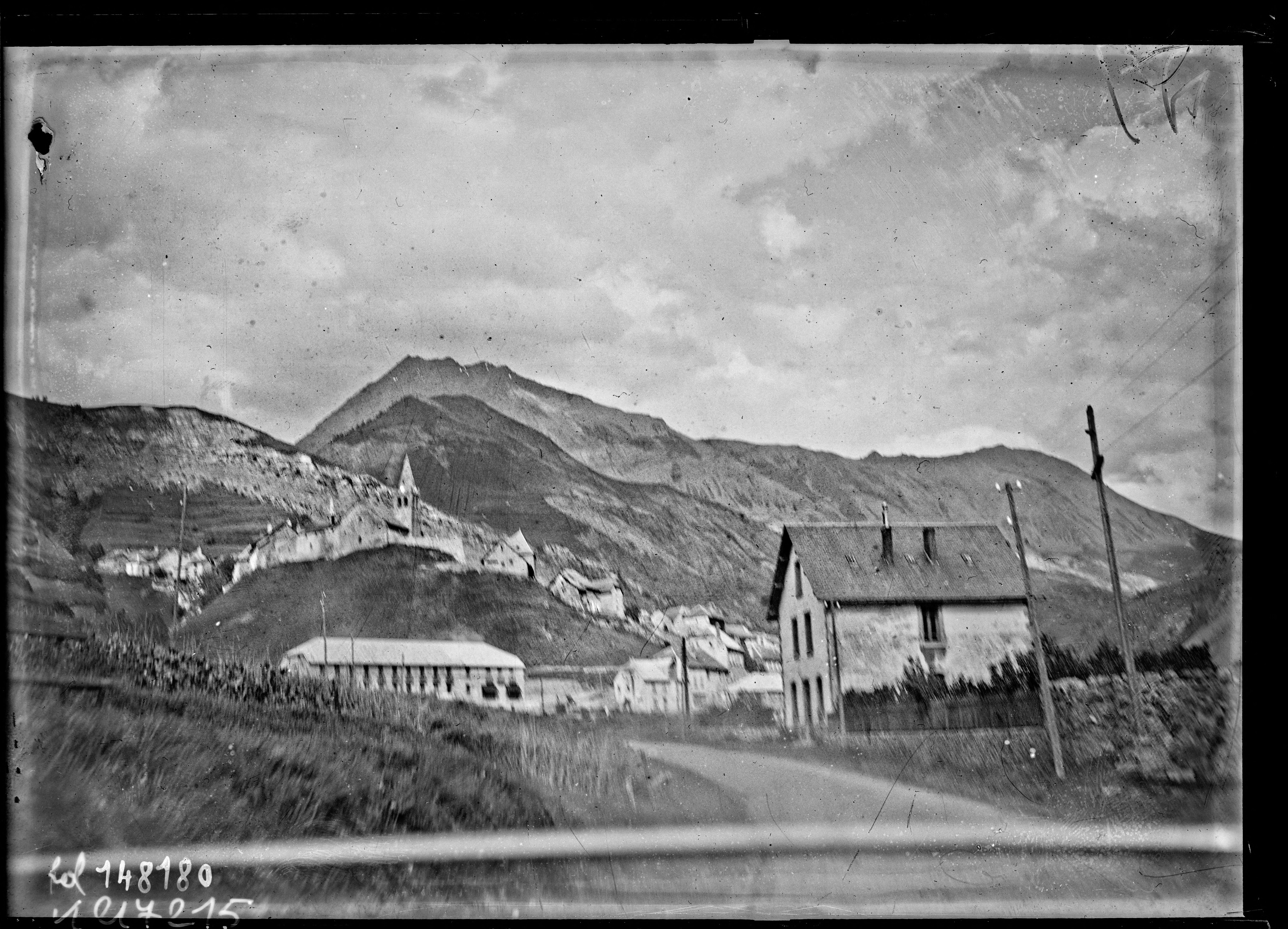 Une photographie de presse de La Grave, prise par l'Agence Rol en 1930. Cette image documente l'état du village dans les