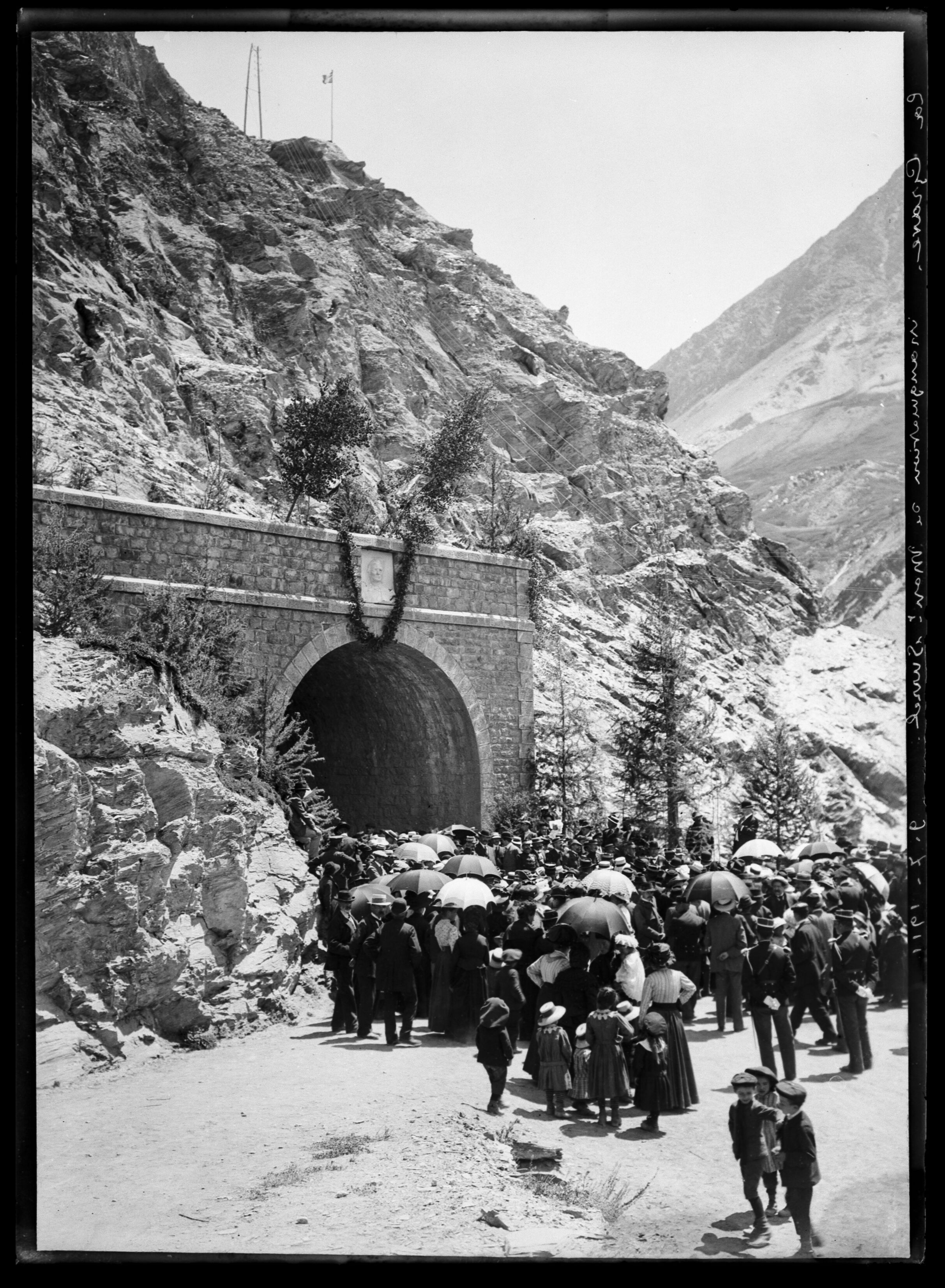 Photographie de l'inauguration du monument Surrel à La Grave par Émile Duchemin, entre 1890 et 1914. Ce document témoign