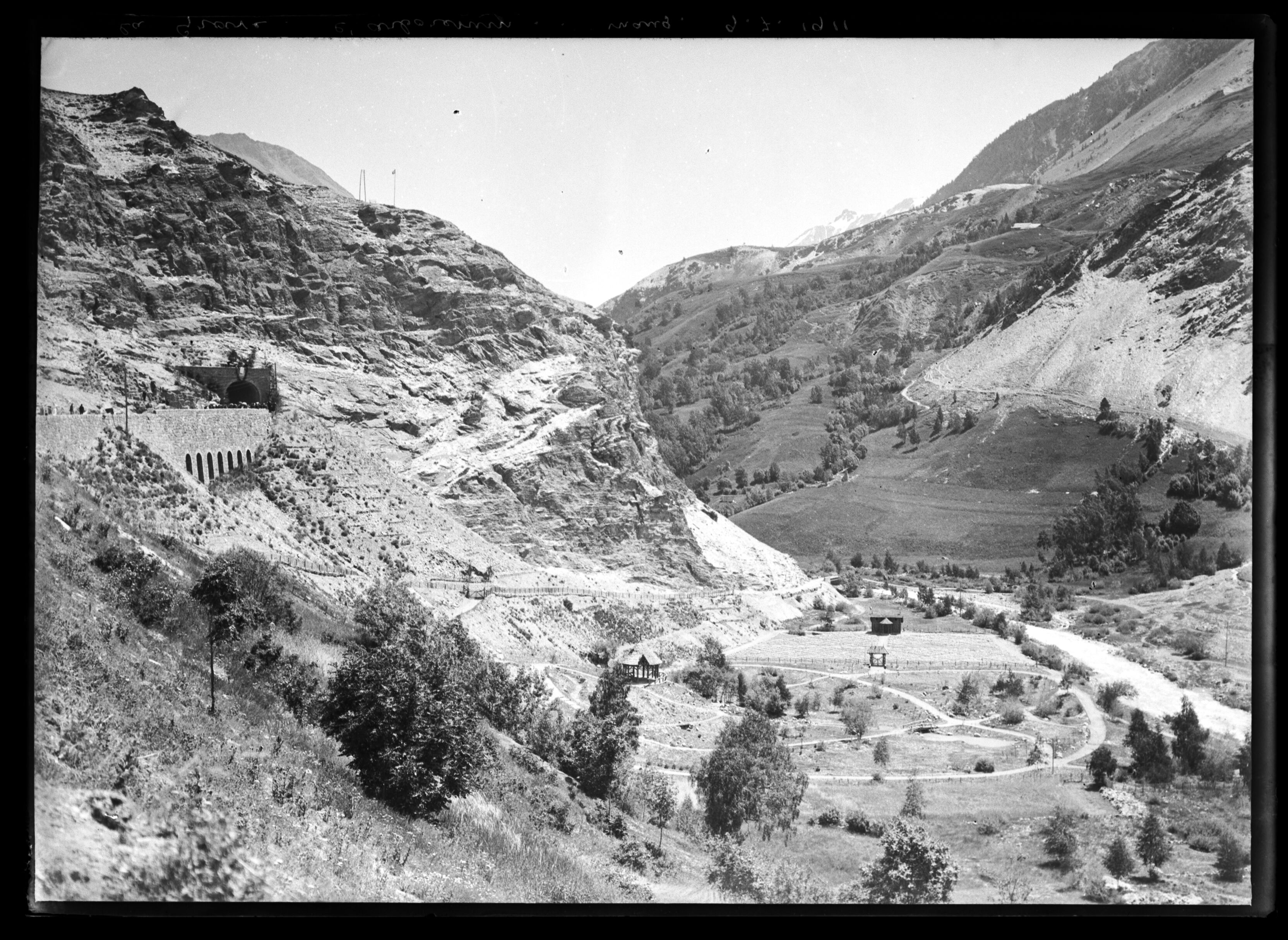 Une seconde image de l'arboretum de La Grave, capturée par Émile Duchemin depuis la terrasse Juge, témoignant de l'intér
