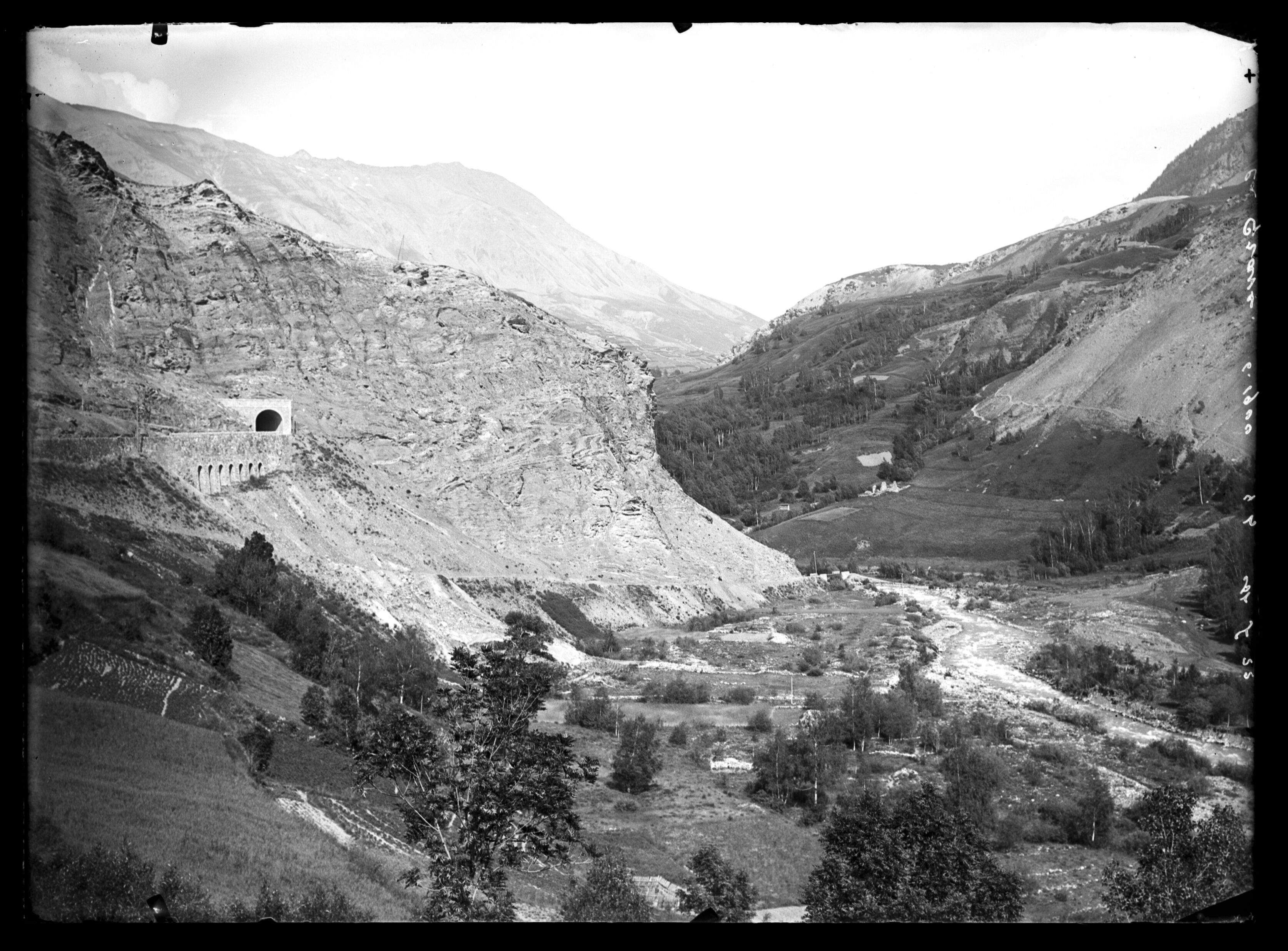 Photographie de l'arboretum de La Grave, prise de la terrasse Juge par Émile Duchemin entre 1890 et 1914, offrant une pe