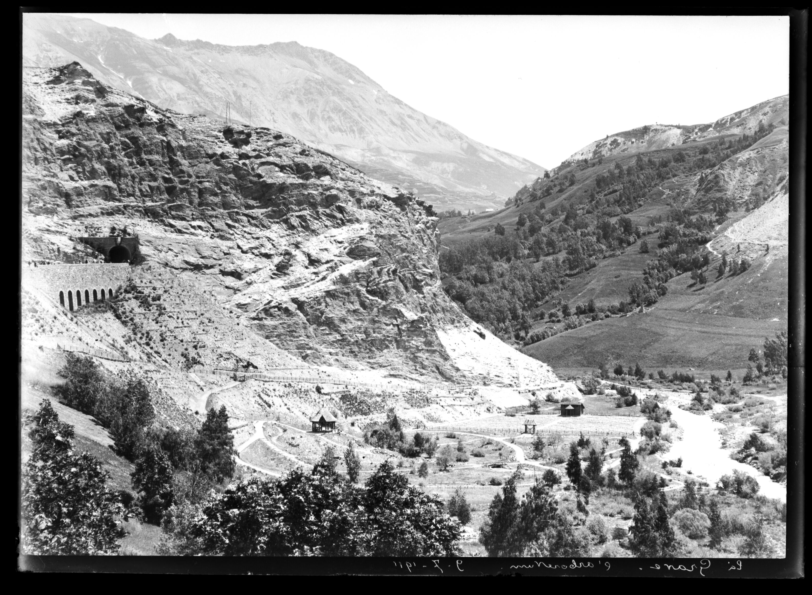 Deuxième vue de l'arboretum de La Grave prise depuis la terrasse Juge par Émile Duchemin, entre 1890 et 1914. Cette imag