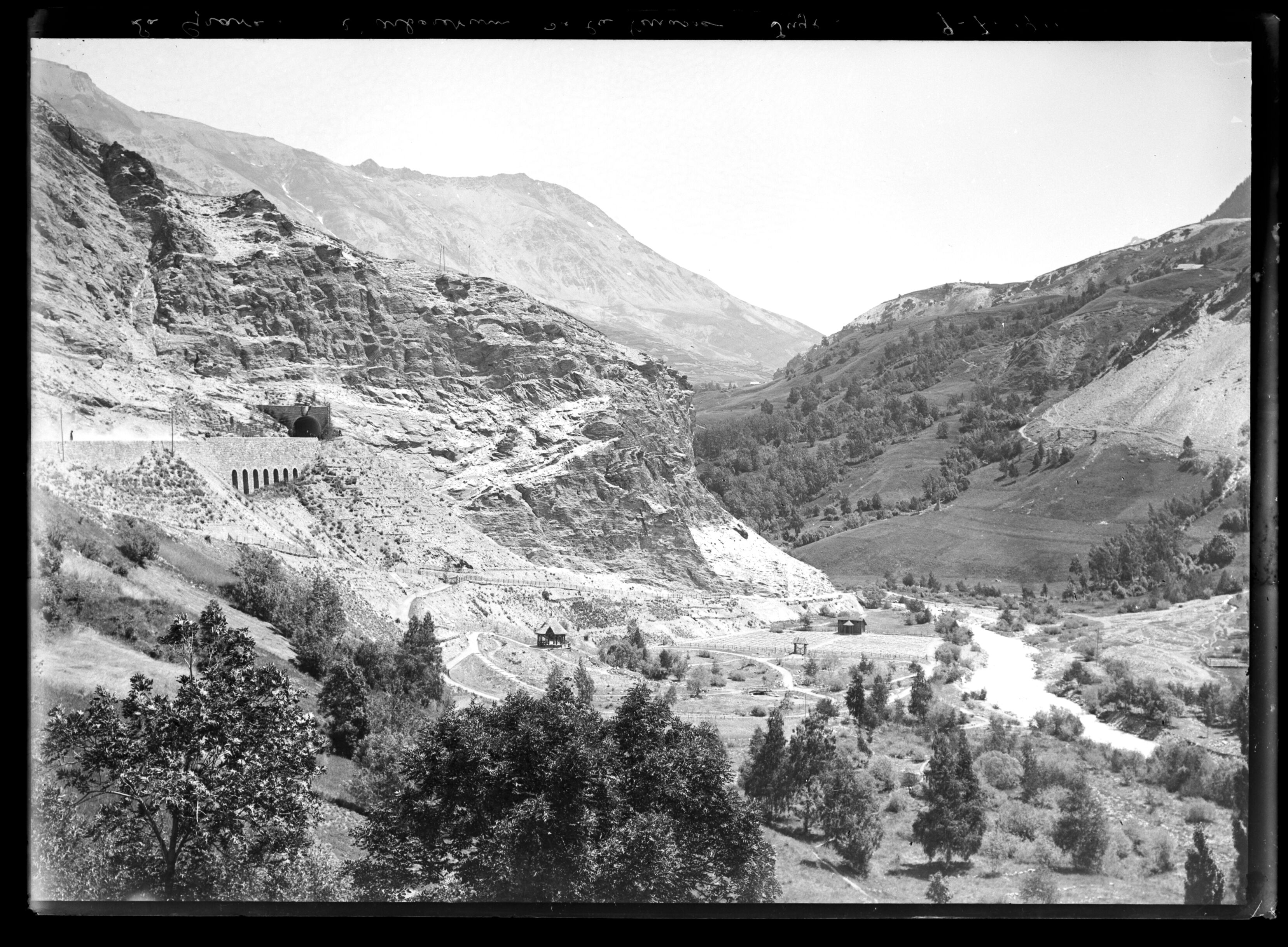 Photographie de l'arboretum de La Grave prise depuis la terrasse Juge par Émile Duchemin, entre 1890 et 1914. Cette imag