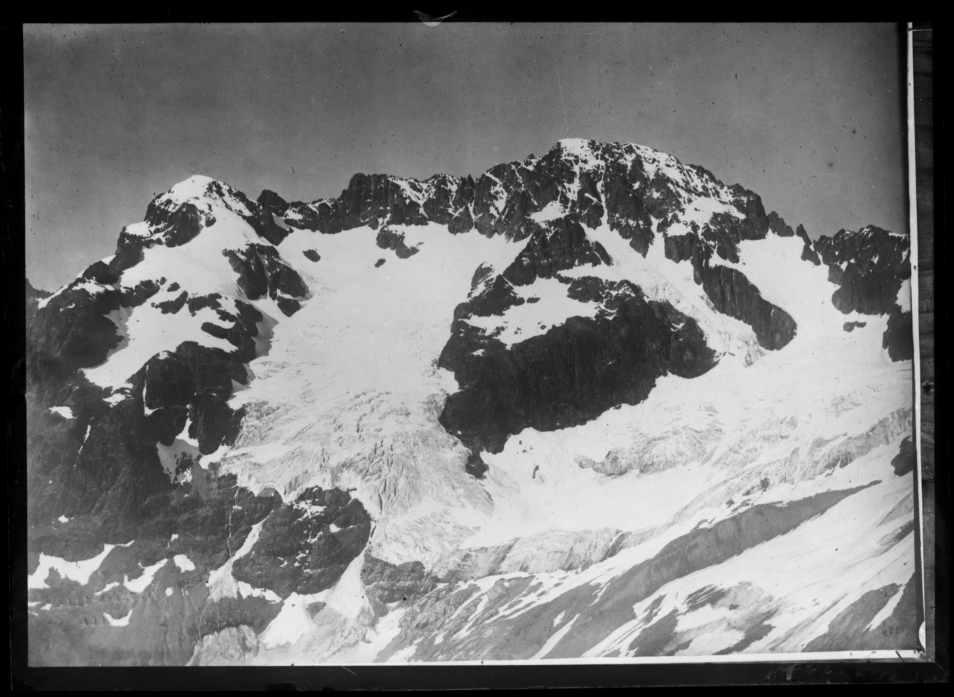 Une autre prise de vue de La Meije par Émile Duchemin, entre 1890 et 1914, mettant en avant la majesté de cette montagne