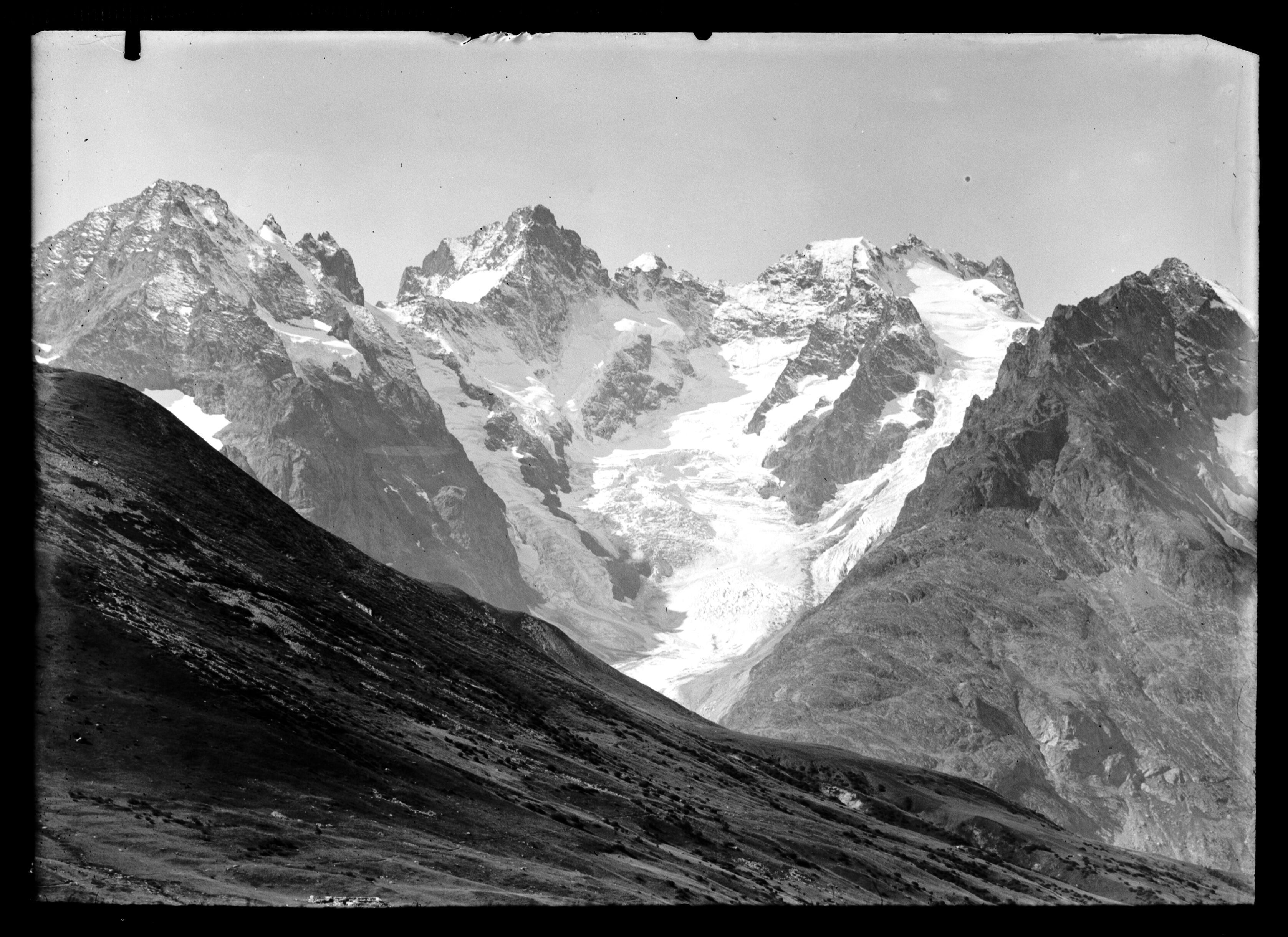 Photographie de La Meije prise par Émile Duchemin, un photographe actif entre 1890 et 1914. Cette image capture le paysa