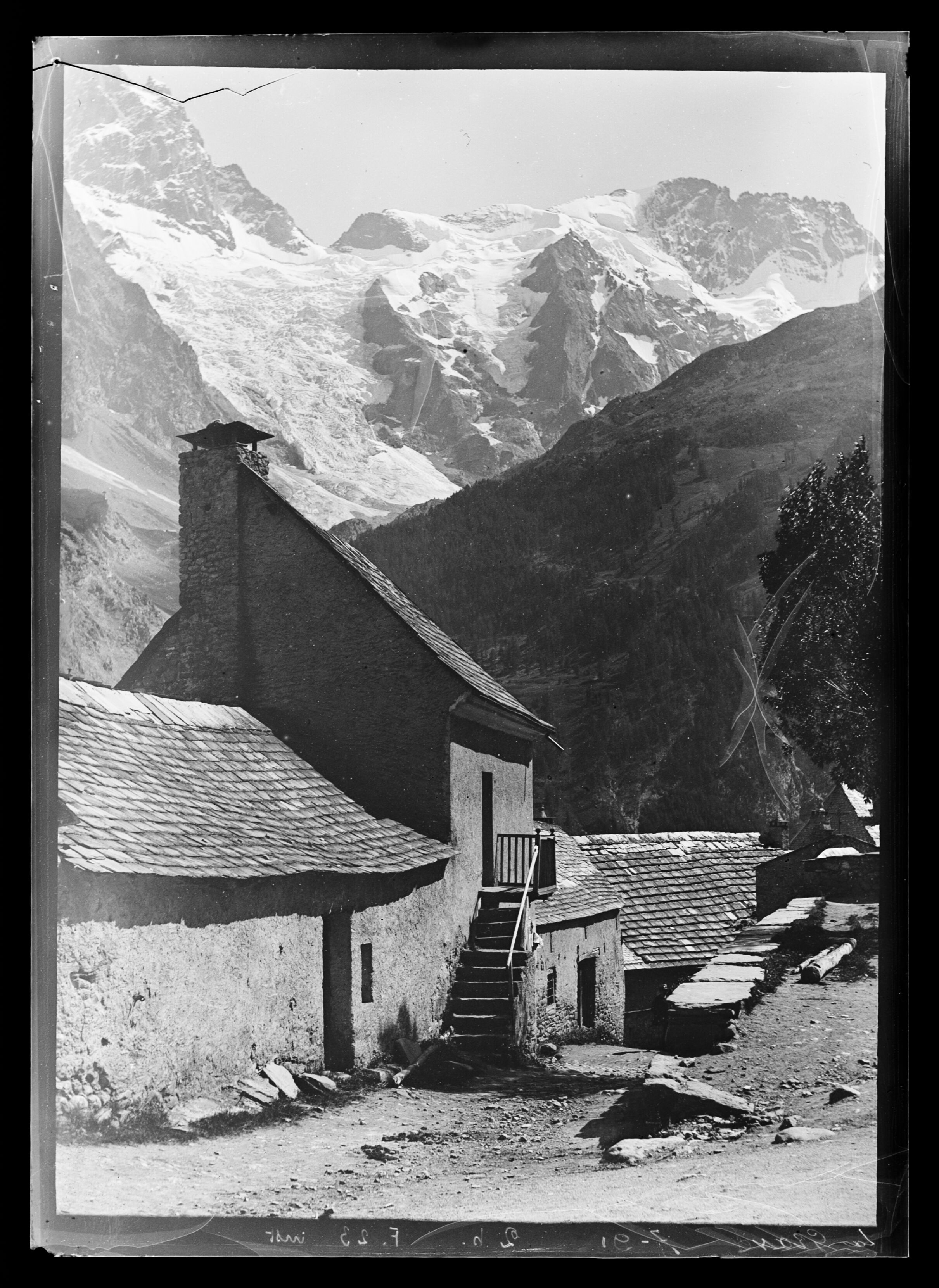 Émile Duchemin capture à nouveau La Meije à La Grave entre 1890 et 1914, offrant une perspective différente de ce massif