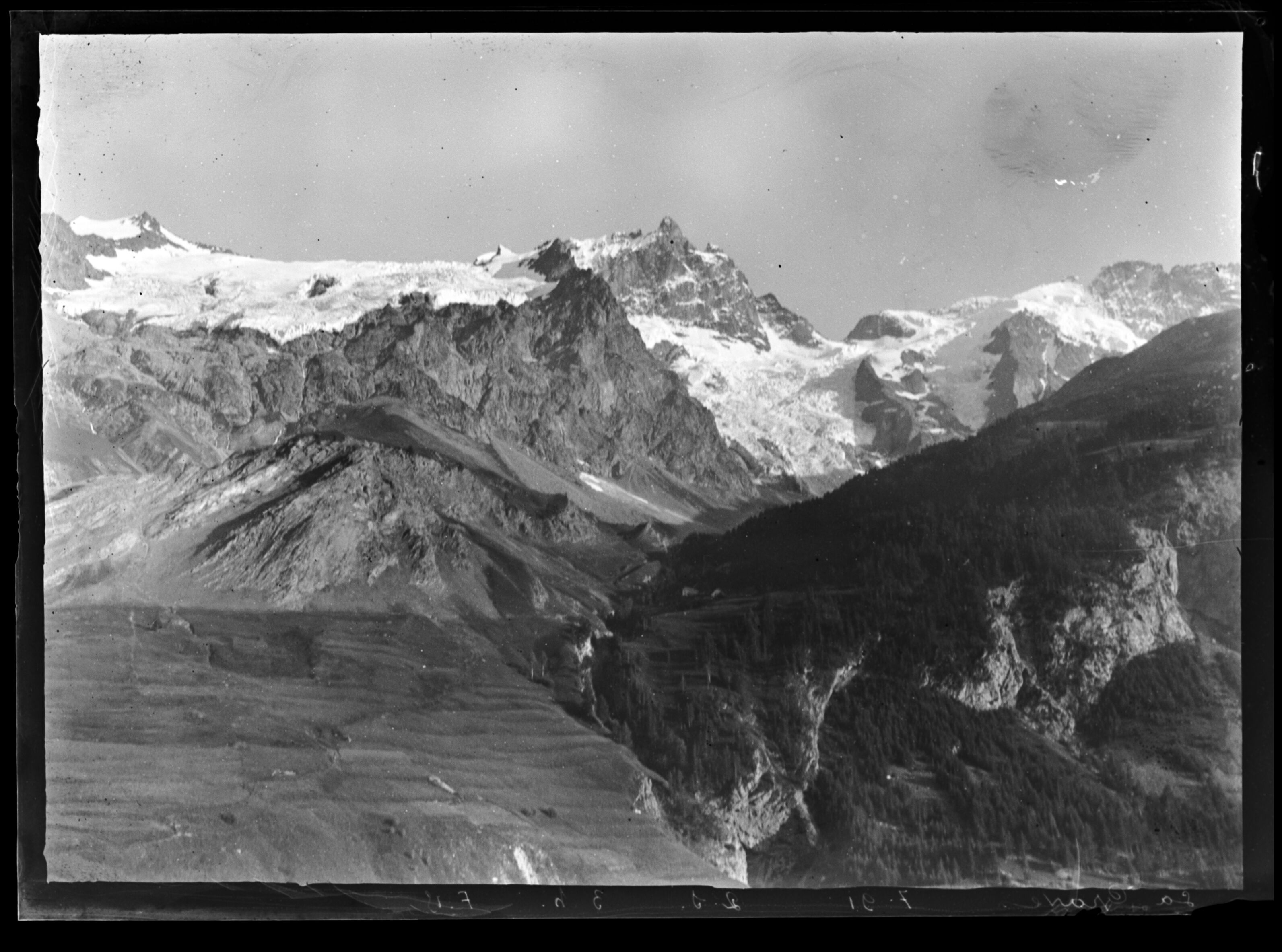 Émile Duchemin photographie La Meije à La Grave entre 1890 et 1914, mettant en valeur ce sommet emblématique.