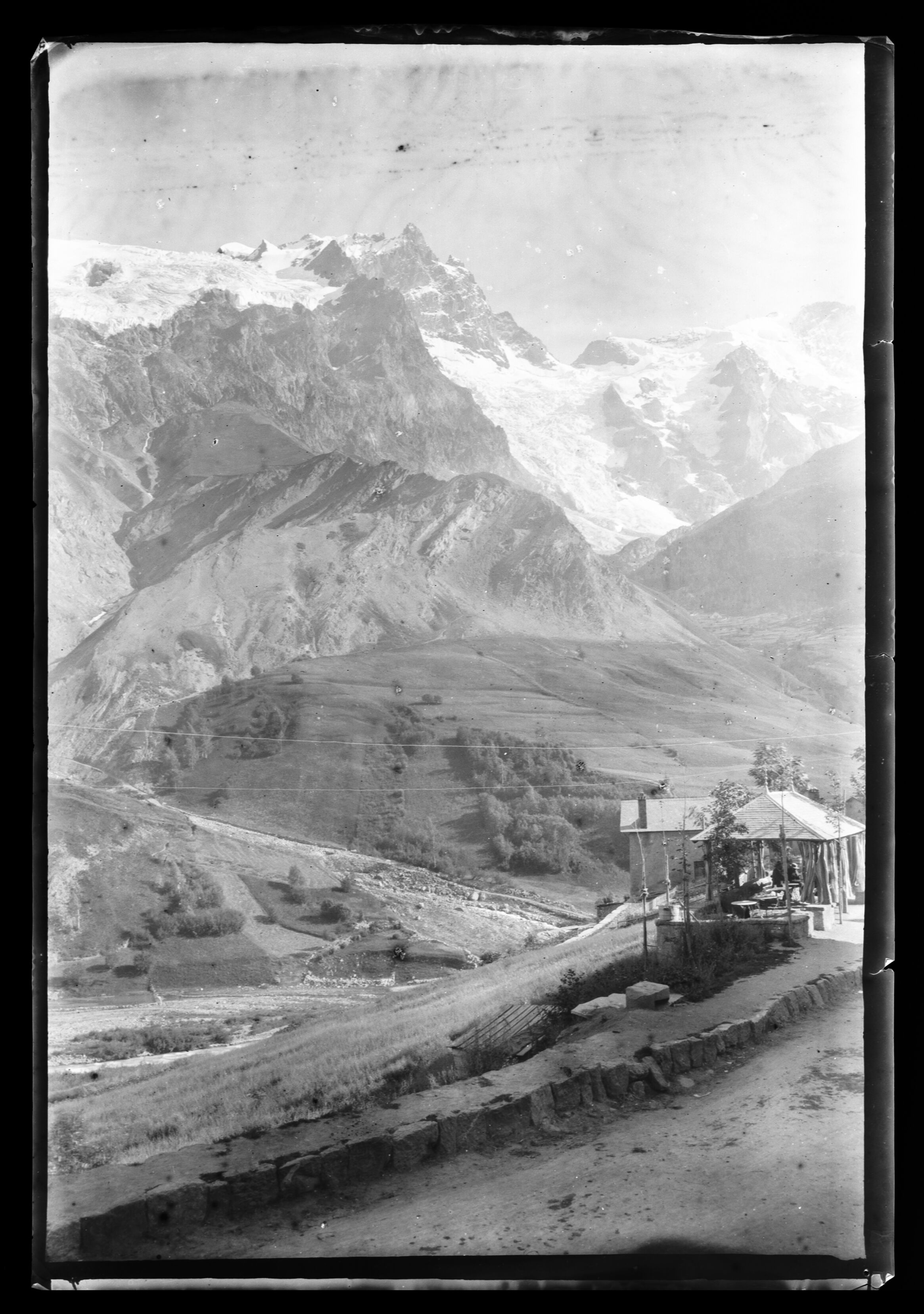 Cliché de La Meije à La Grave, pris par Émile Duchemin entre 1890 et 1914. Cette photographie met en valeur la majesté d