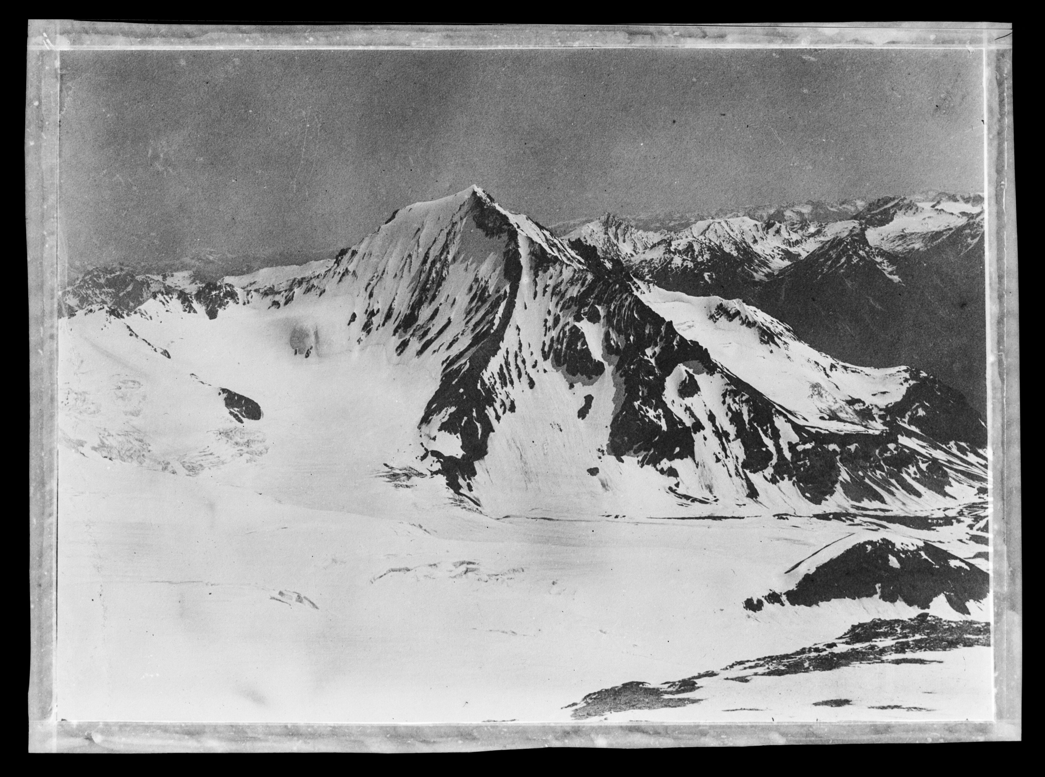 La Meije, un sommet emblématique des Alpes, photographiée par Émile Duchemin entre 1890 et 1914. Cette image met en vale