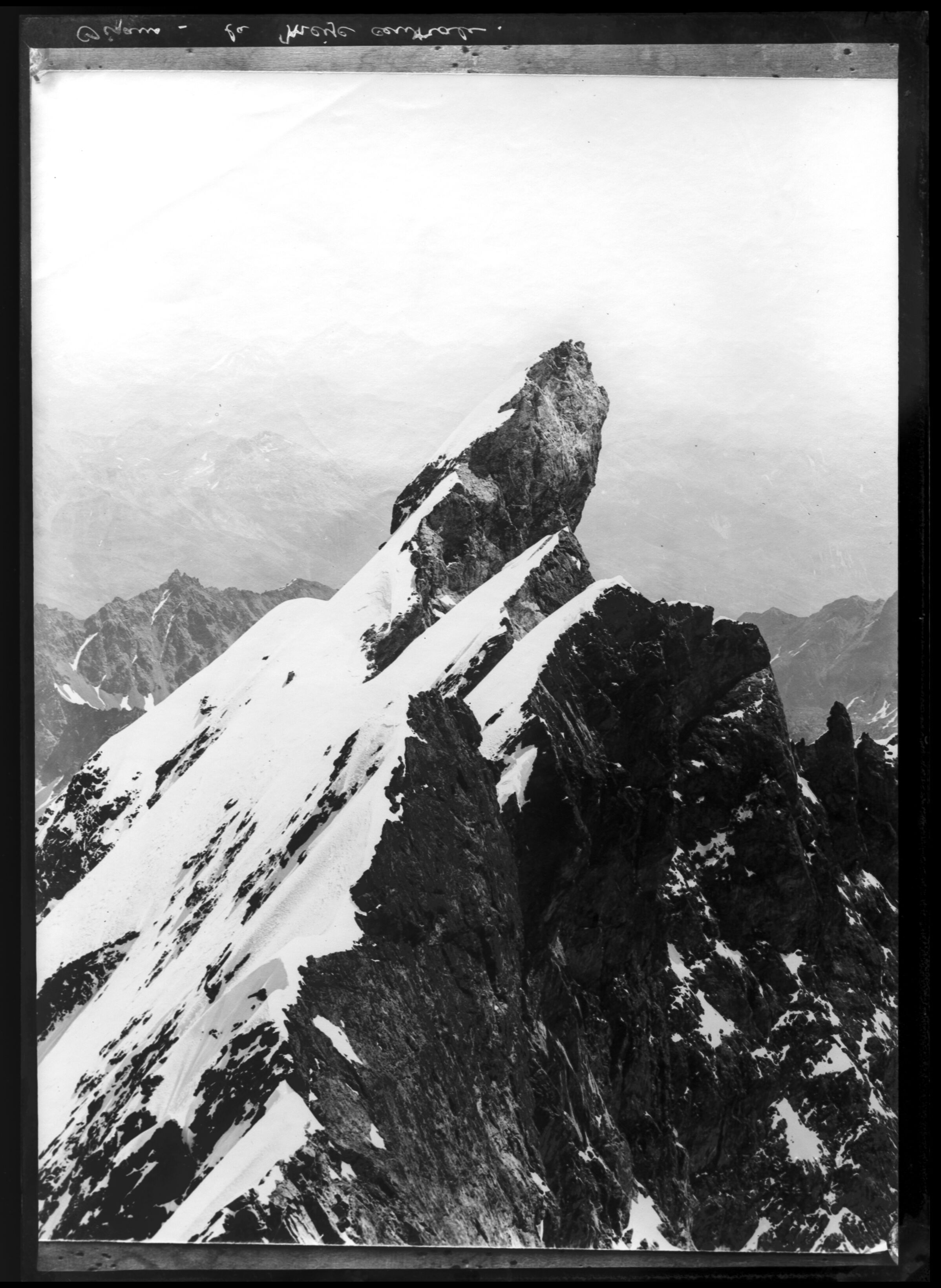 Photographie du pic central de La Meije à La Grave, capturée par Émile Duchemin entre 1890 et 1914. Cette image témoigne