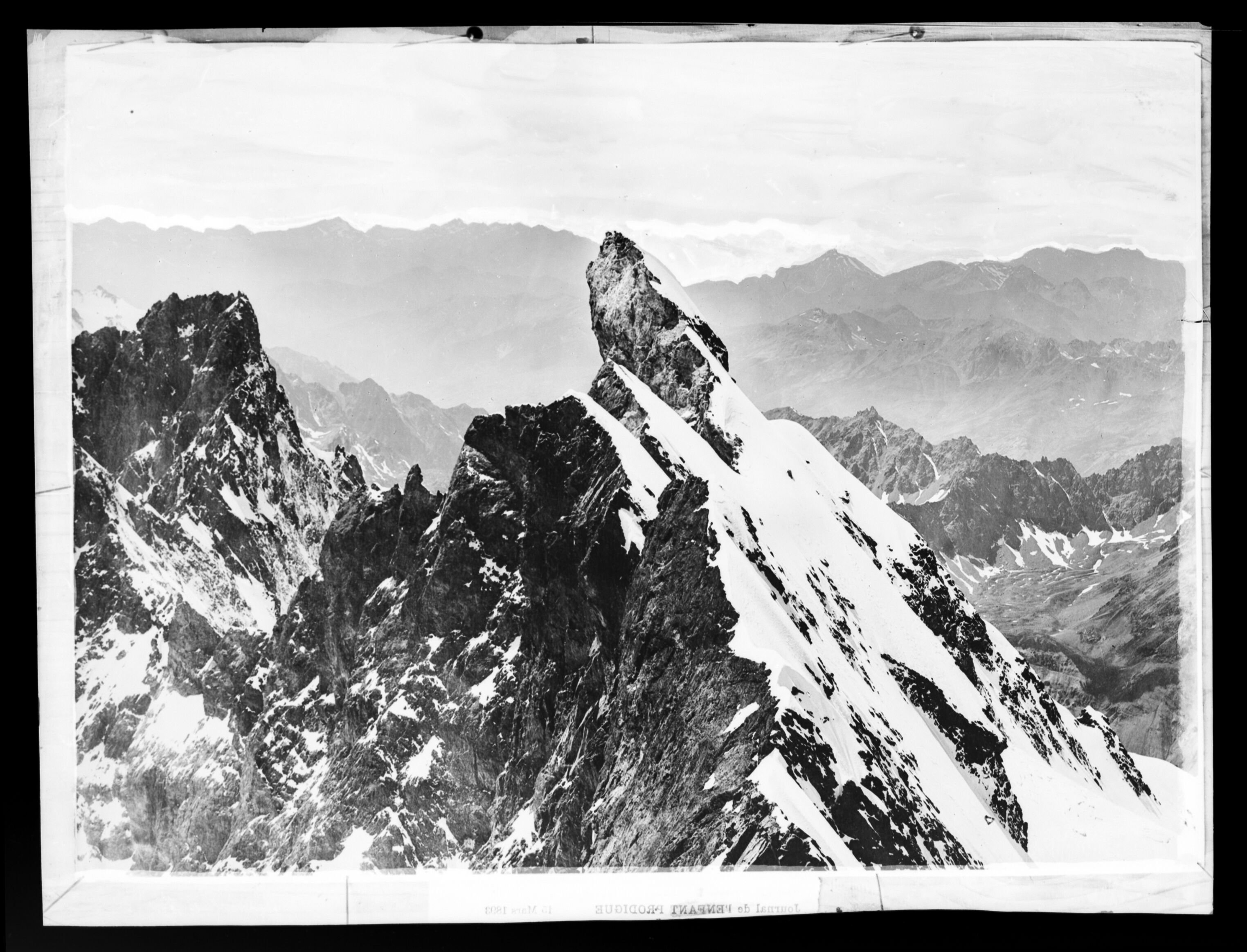 Une autre prise d'Émile Duchemin entre 1890 et 1914, cette fois-ci du pic central de La Meije à La Grave.