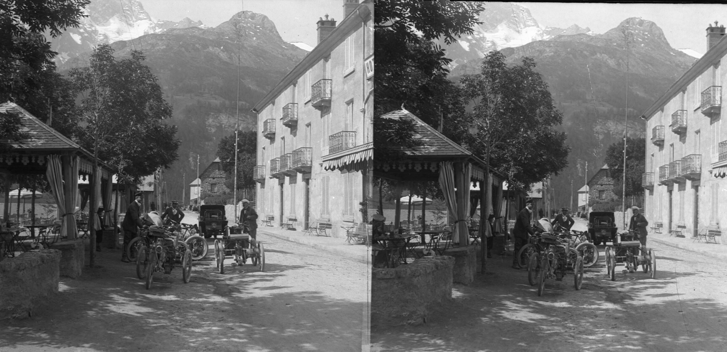 Photographie de la terrasse de l'hôtel Juge à La Grave, capturée par Émile Duchemin entre 1890 et 1914. Cette image offr