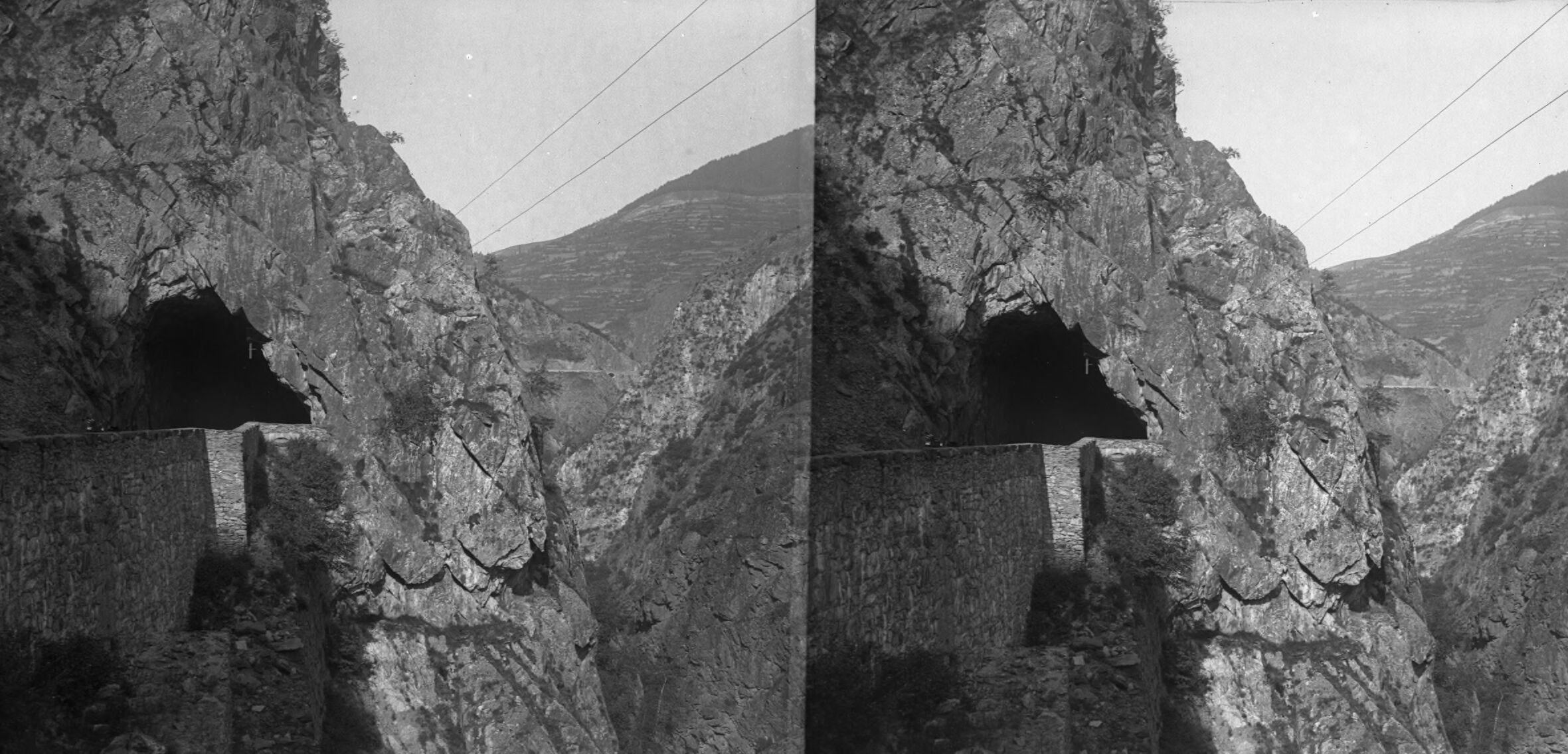 Photographie d'un tunnel sur la route du Lautaret à La Grave, prise par Émile Duchemin entre 1890 et 1914. Cette image m