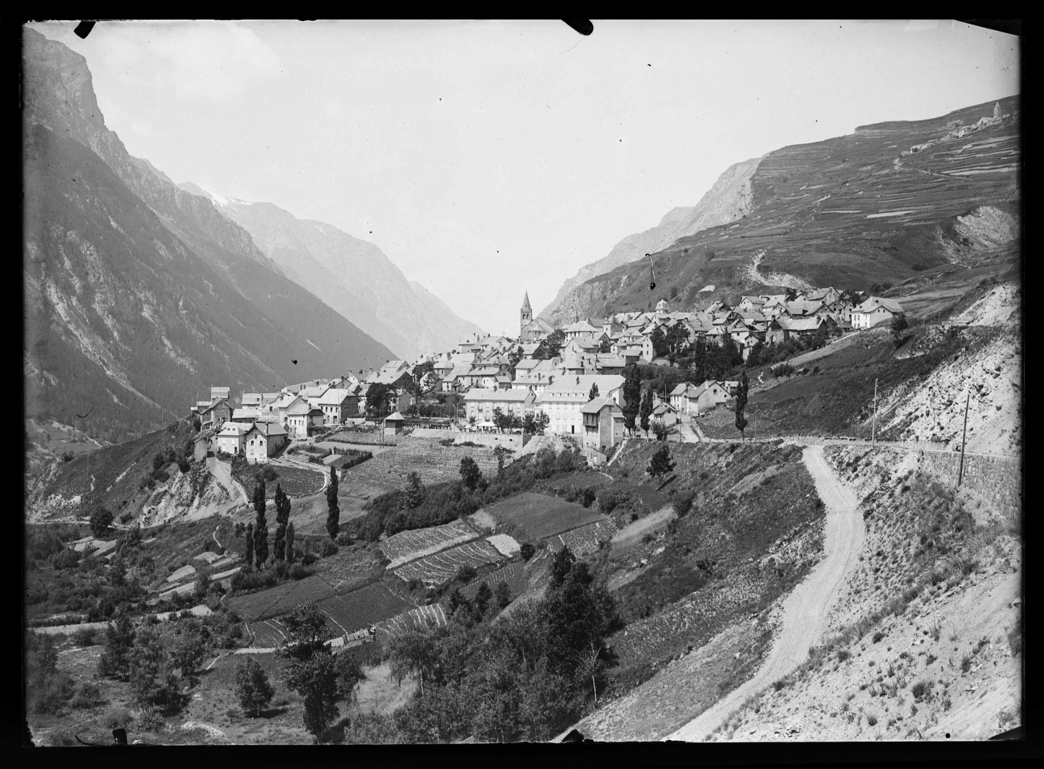 Photographie du village de La Grave, réalisée par Émile Duchemin entre 1890 et 1914.