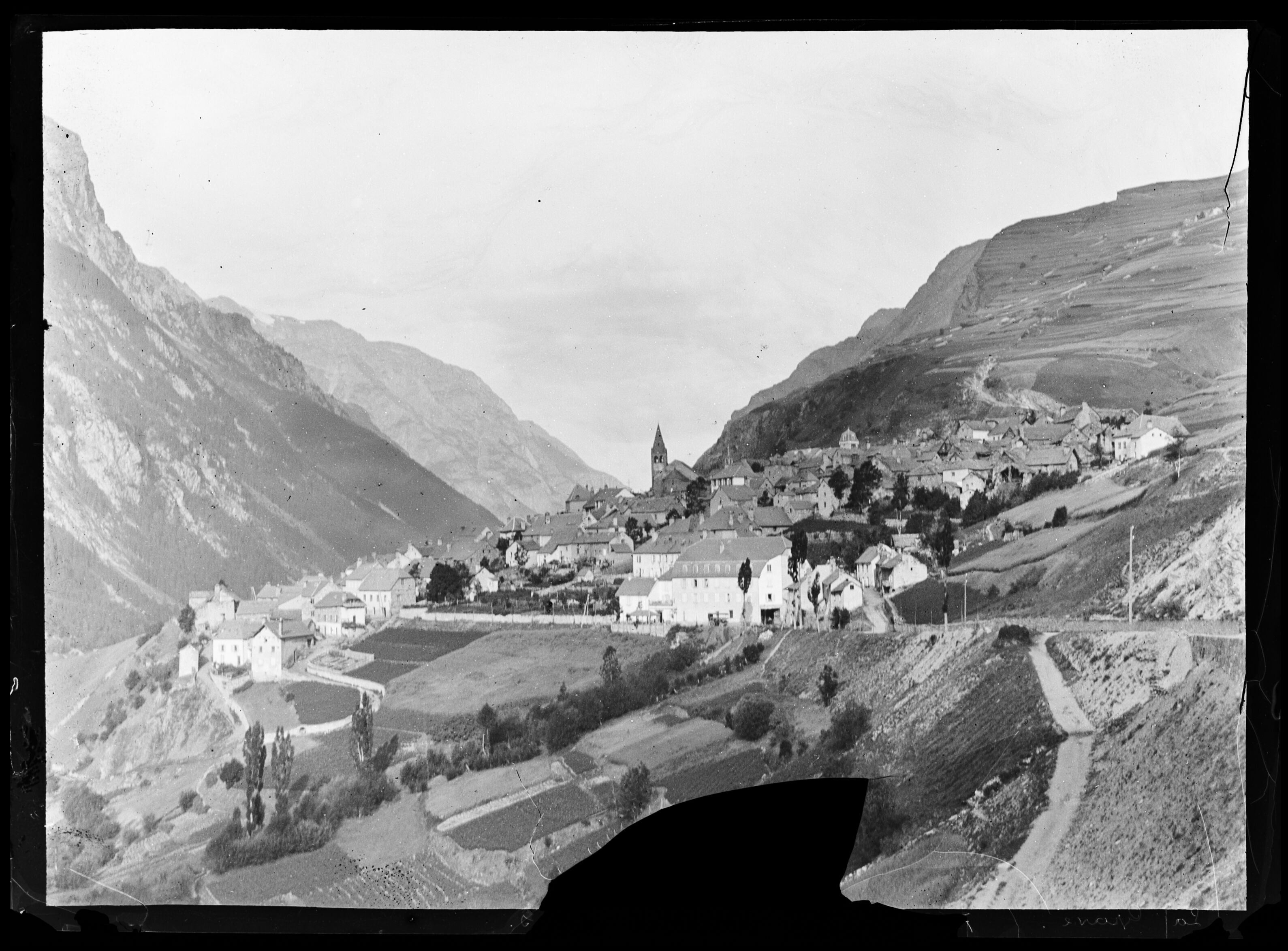 Photographie d'Émile Duchemin, réalisée entre 1890 et 1914, montrant le village de La Grave, offrant un aperçu de la vie