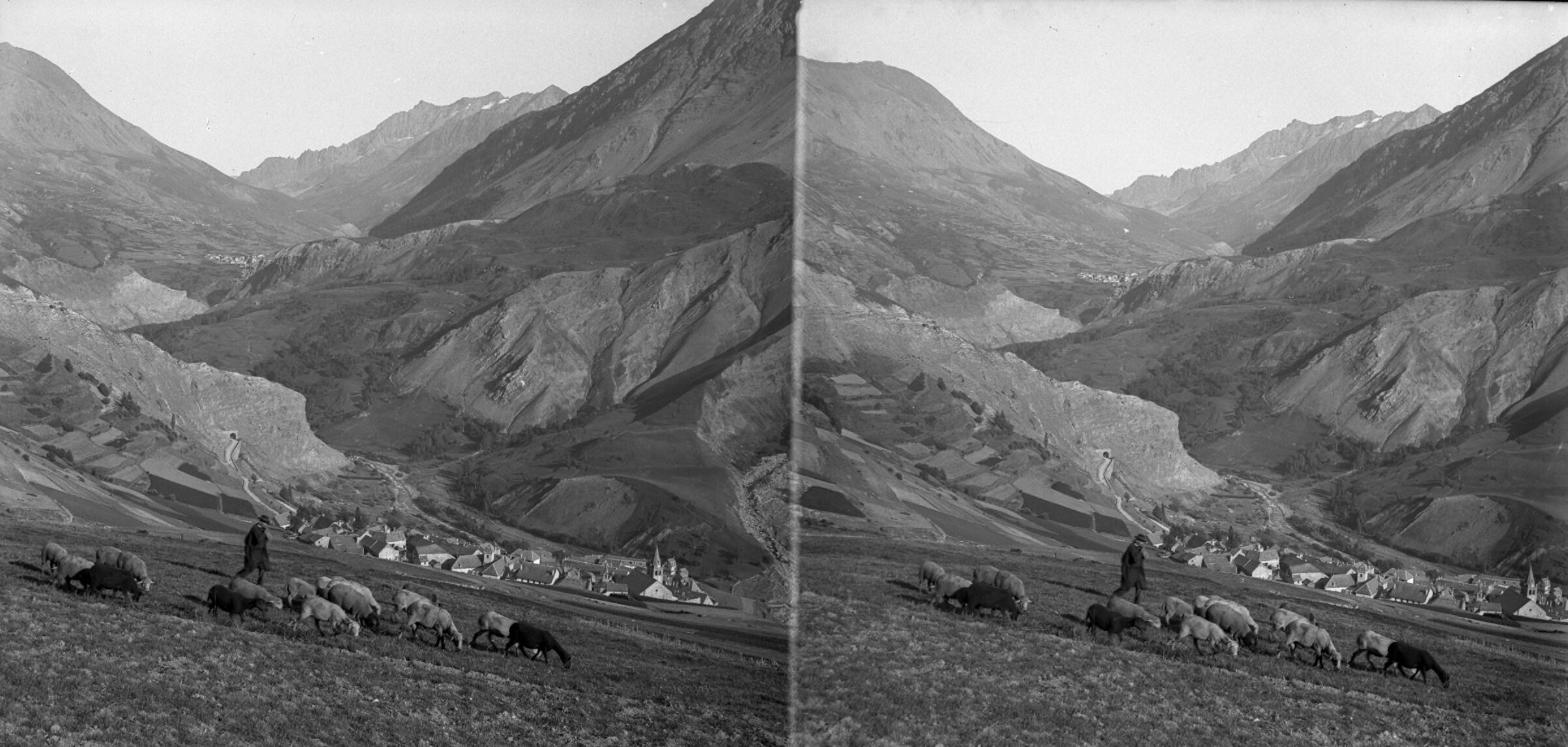 Une vue panoramique de La Grave, prise par Émile Duchemin entre 1890 et 1914. Cette image offre une perspective globale 