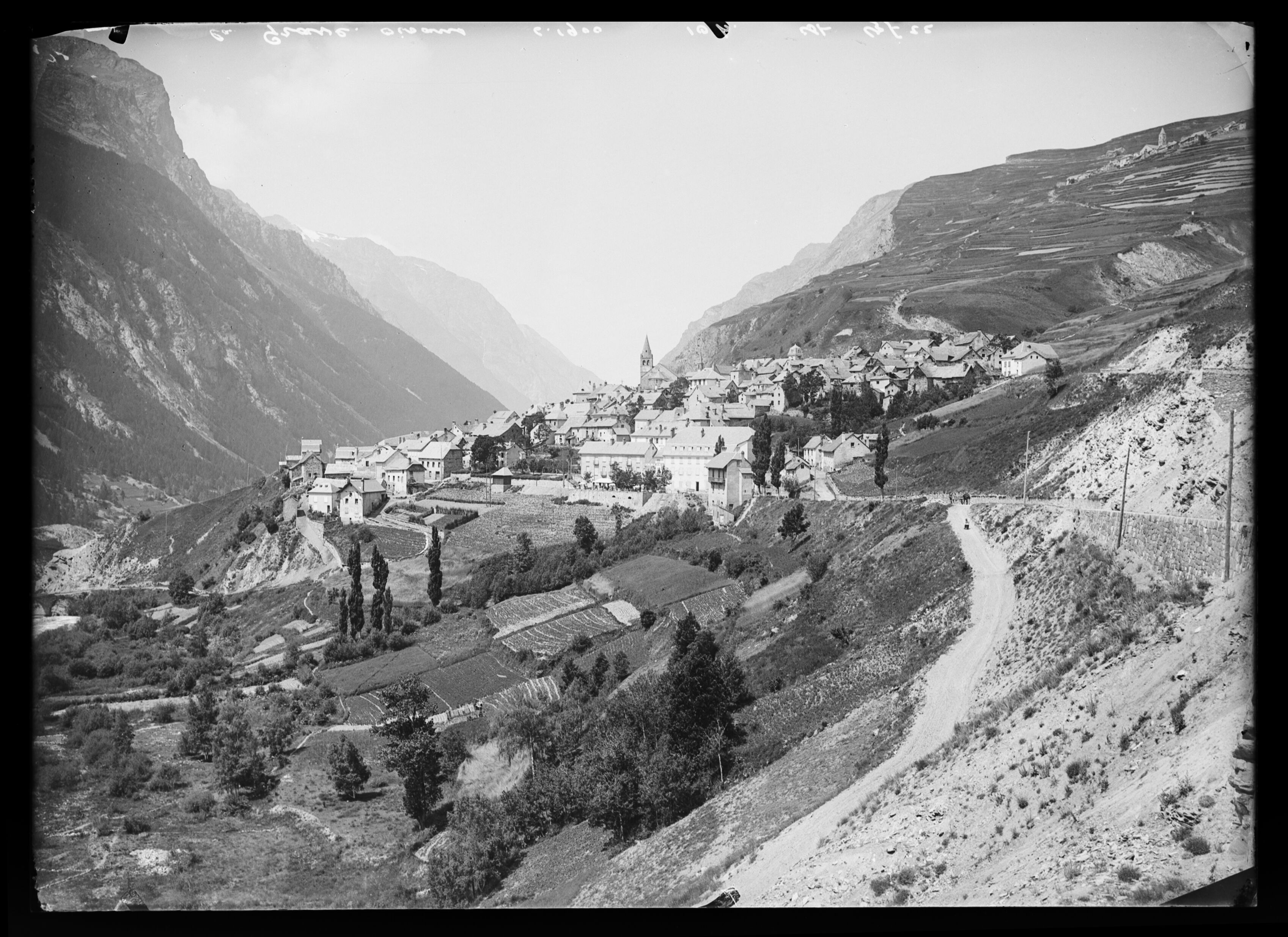 Emile Duchemin capture une vue générale de La Grave entre 1890 et 1914, offrant un aperçu du village et de son environne