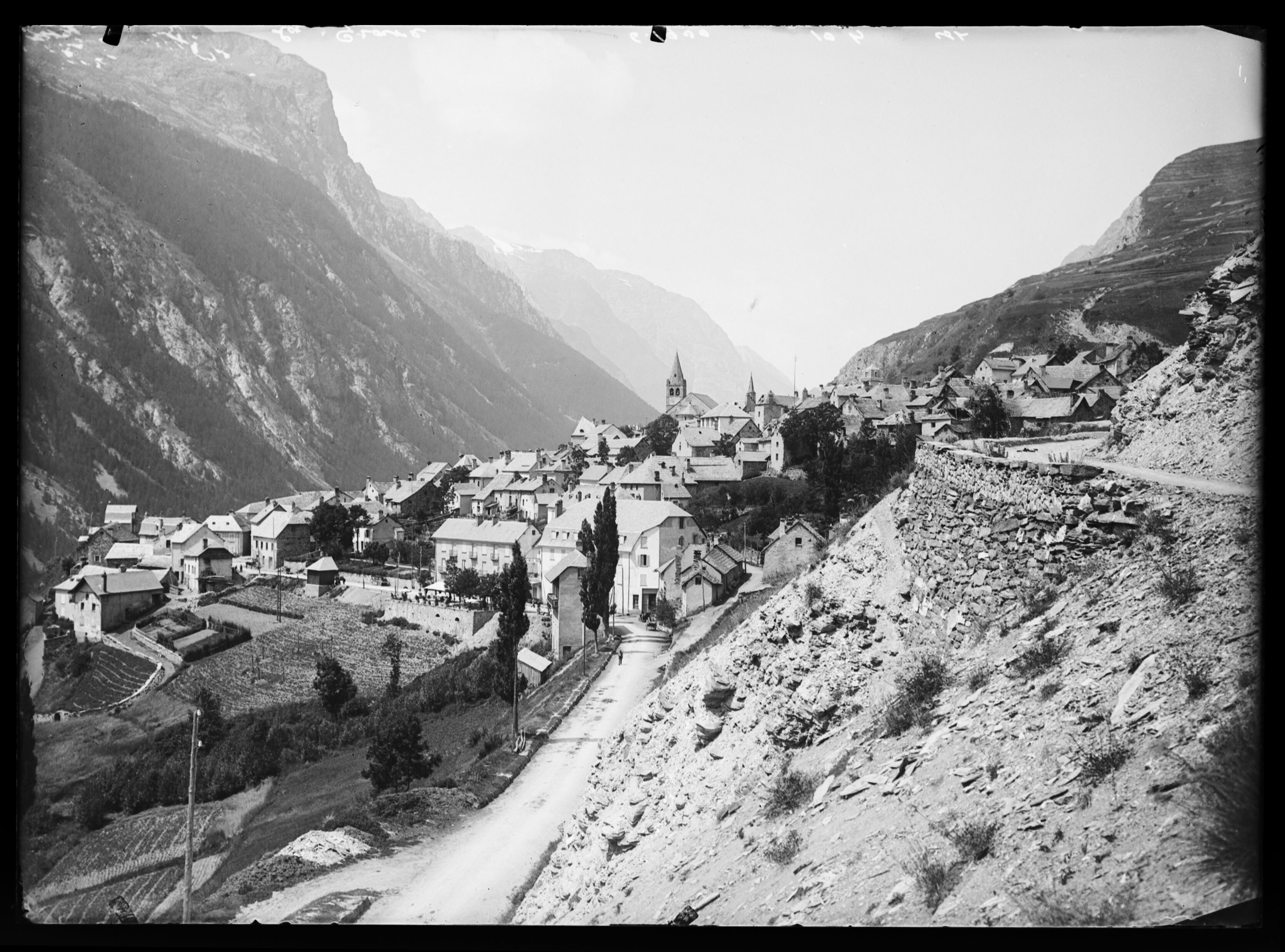 Deuxième vue d'ensemble de La Grave par Émile Duchemin, entre 1890 et 1914. Cette image complète la documentation visuel