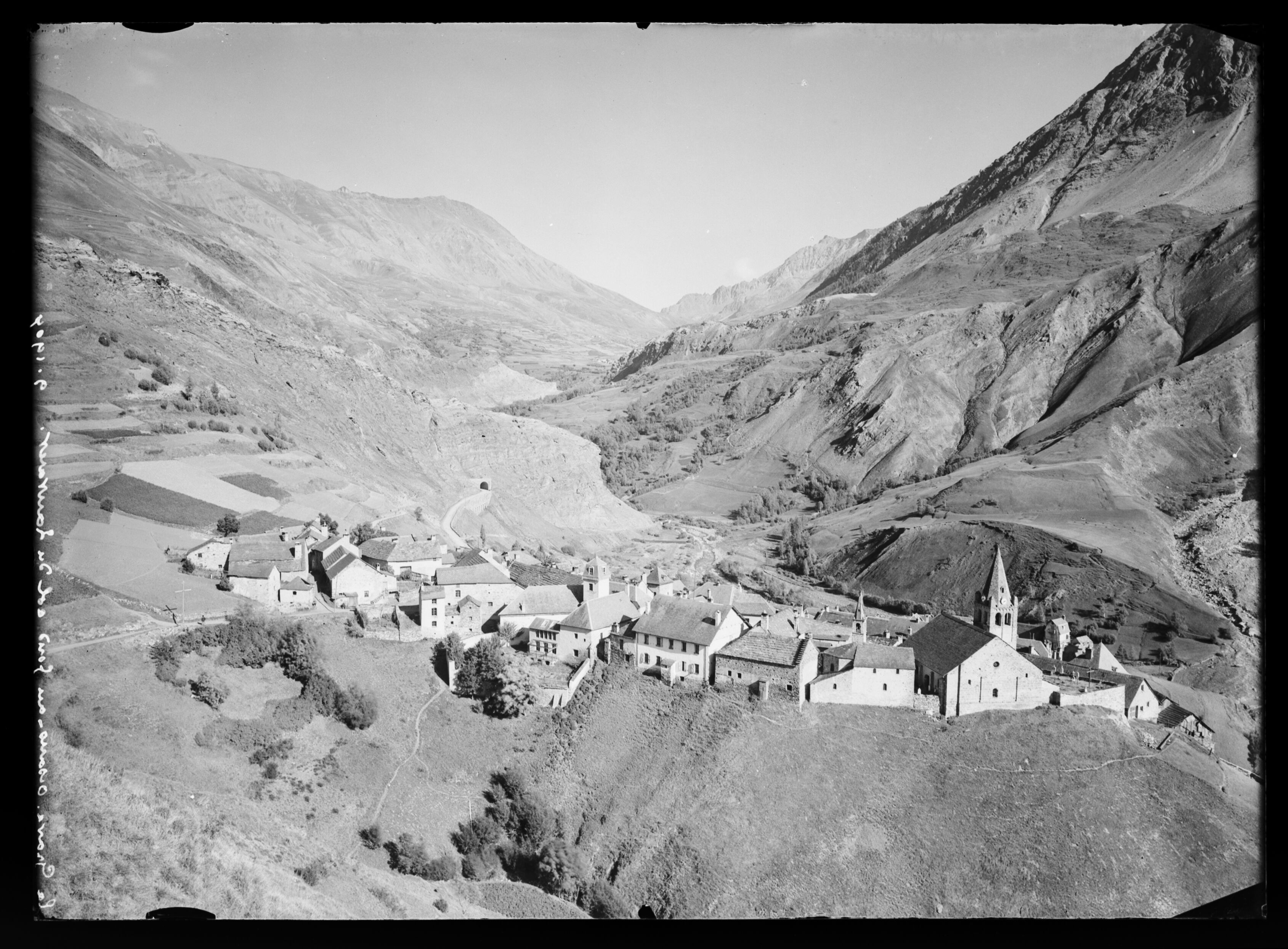 Première vue d'ensemble de La Grave réalisée par Émile Duchemin entre 1890 et 1914. Ce document montre l'organisation ur