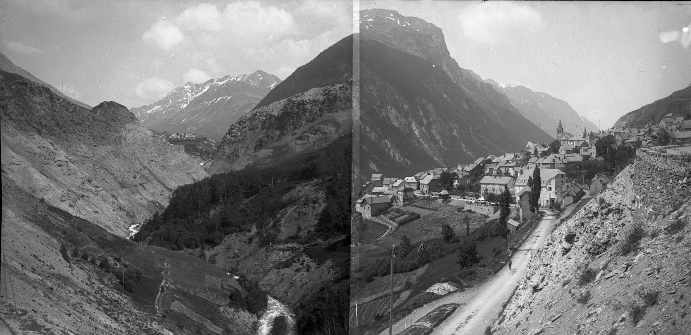 Une vue de La Grave prise depuis le Villard d'Arène, capturée par Émile Duchemin entre 1890 et 1914. Cette image offre u