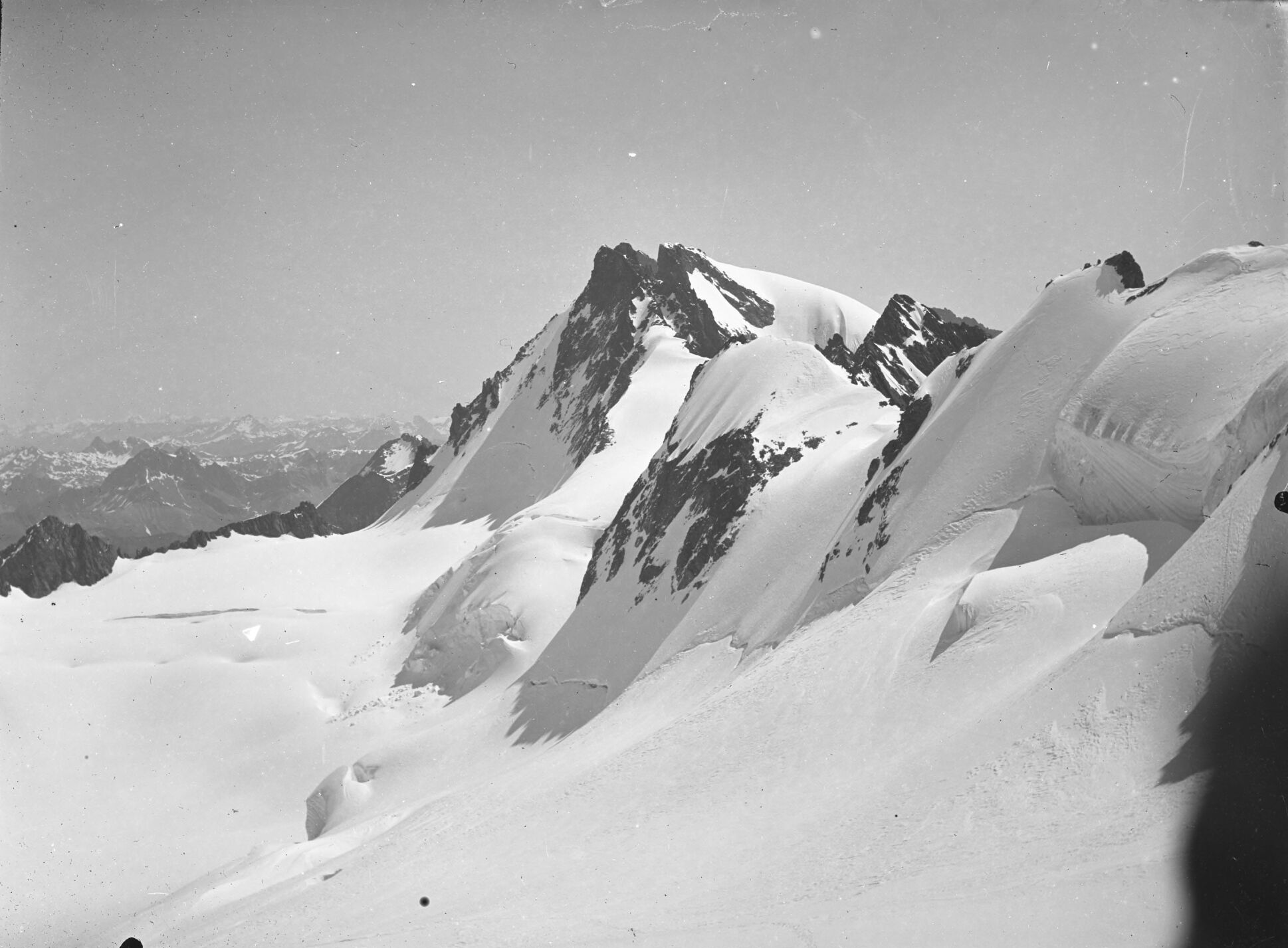 Photographie du Pic de la Grave, sommet oriental de la Meije, prise par Henri Ferrand entre 1890 et 1926. Elle capture l