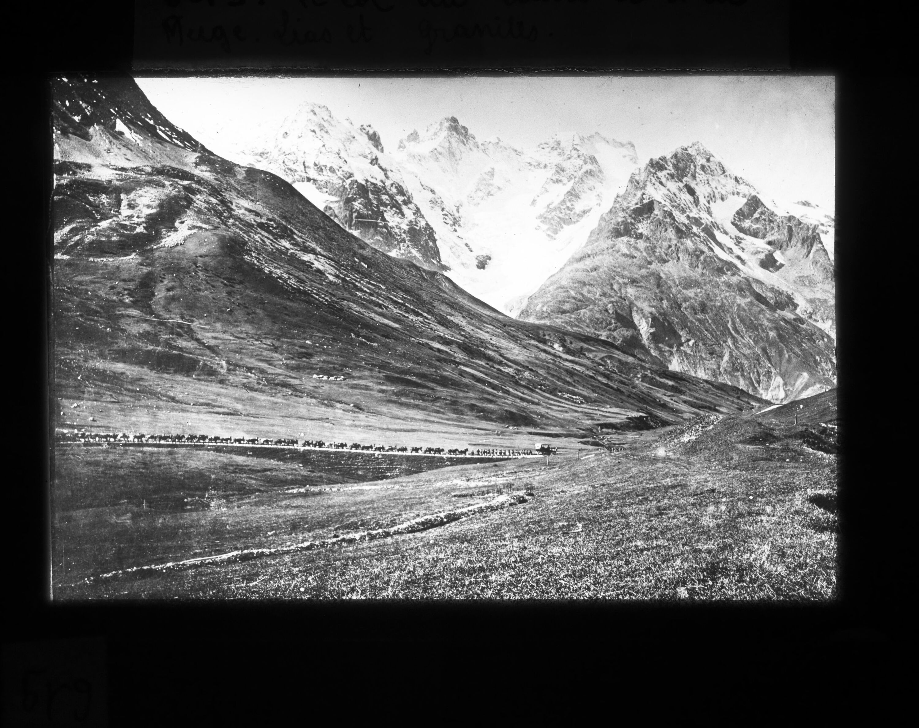 Cette image représente le col du Lautaret et la Meije, mettant en avant les formations géologiques de lias et de granite