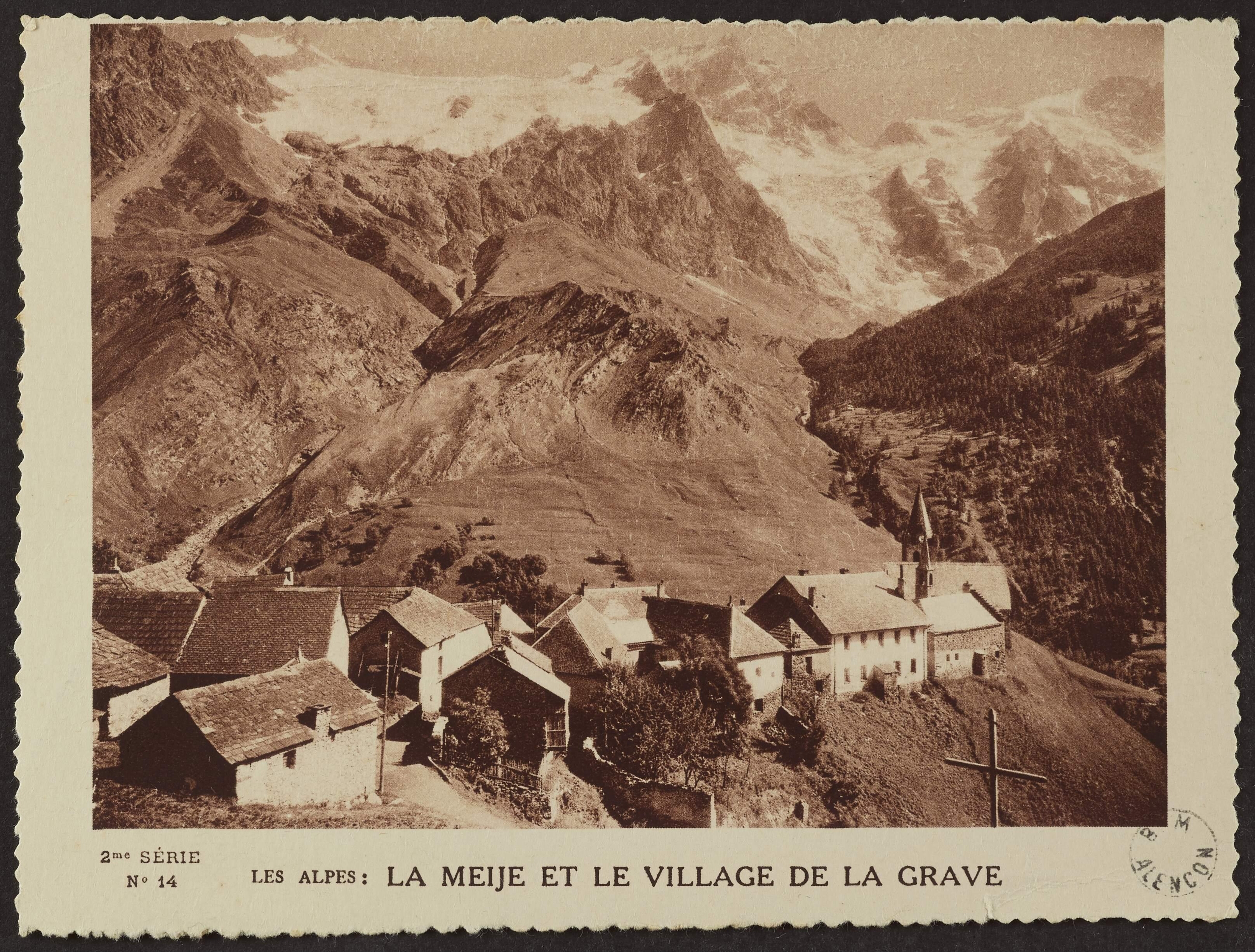 La Meije domine le village de La Grave dans cette vue des Alpes, soulignant la relation entre la nature et l'habitat hum