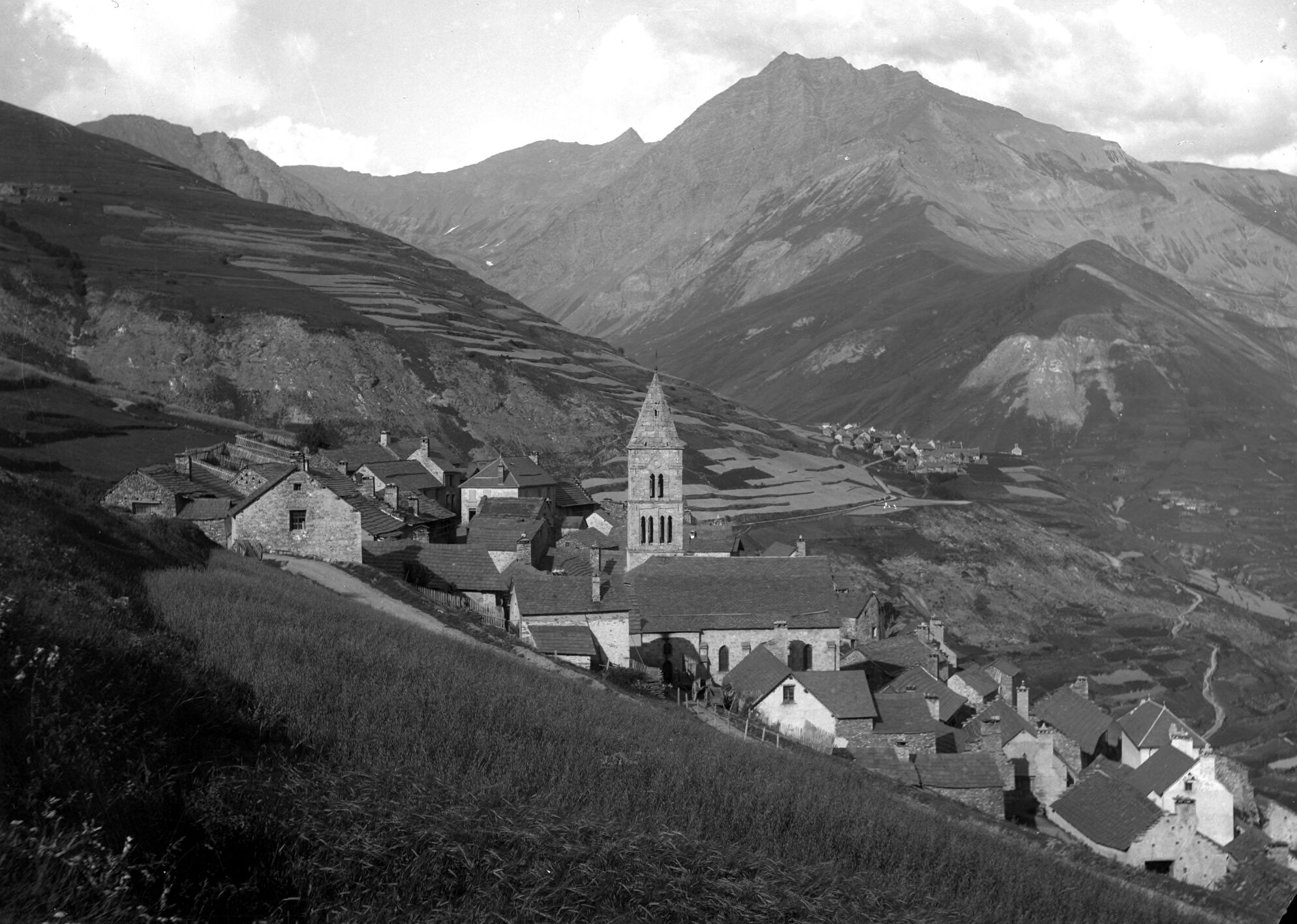 Image prise par Henri Ferrand entre 1890 et 1926, représentant le village des Terrasses, illustrant l'architecture et l'