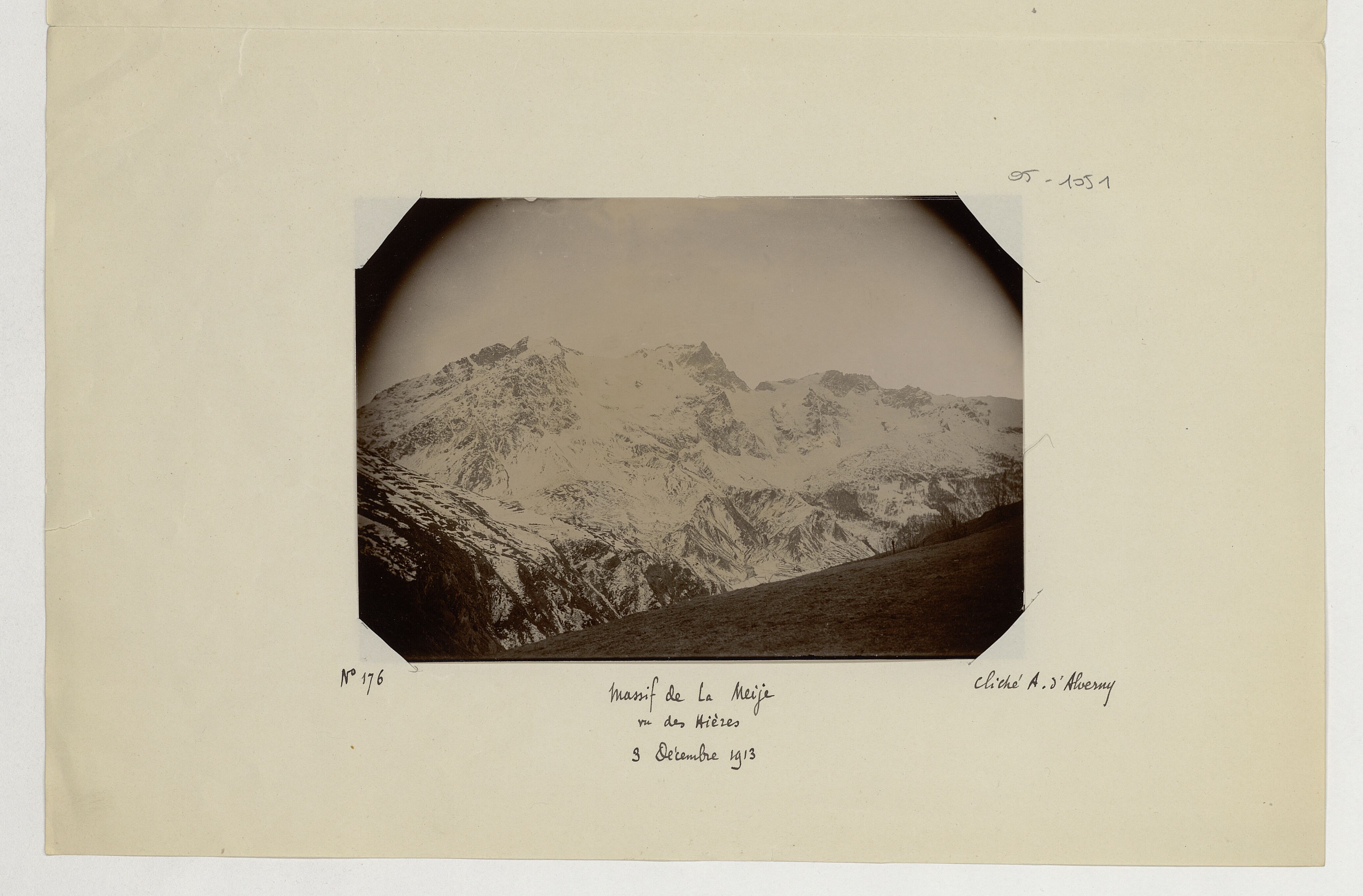 Vue d'ensemble du massif de la Meije prise en 1913 par A. d'Alverny depuis le hameau des Hières, offrant une perspective