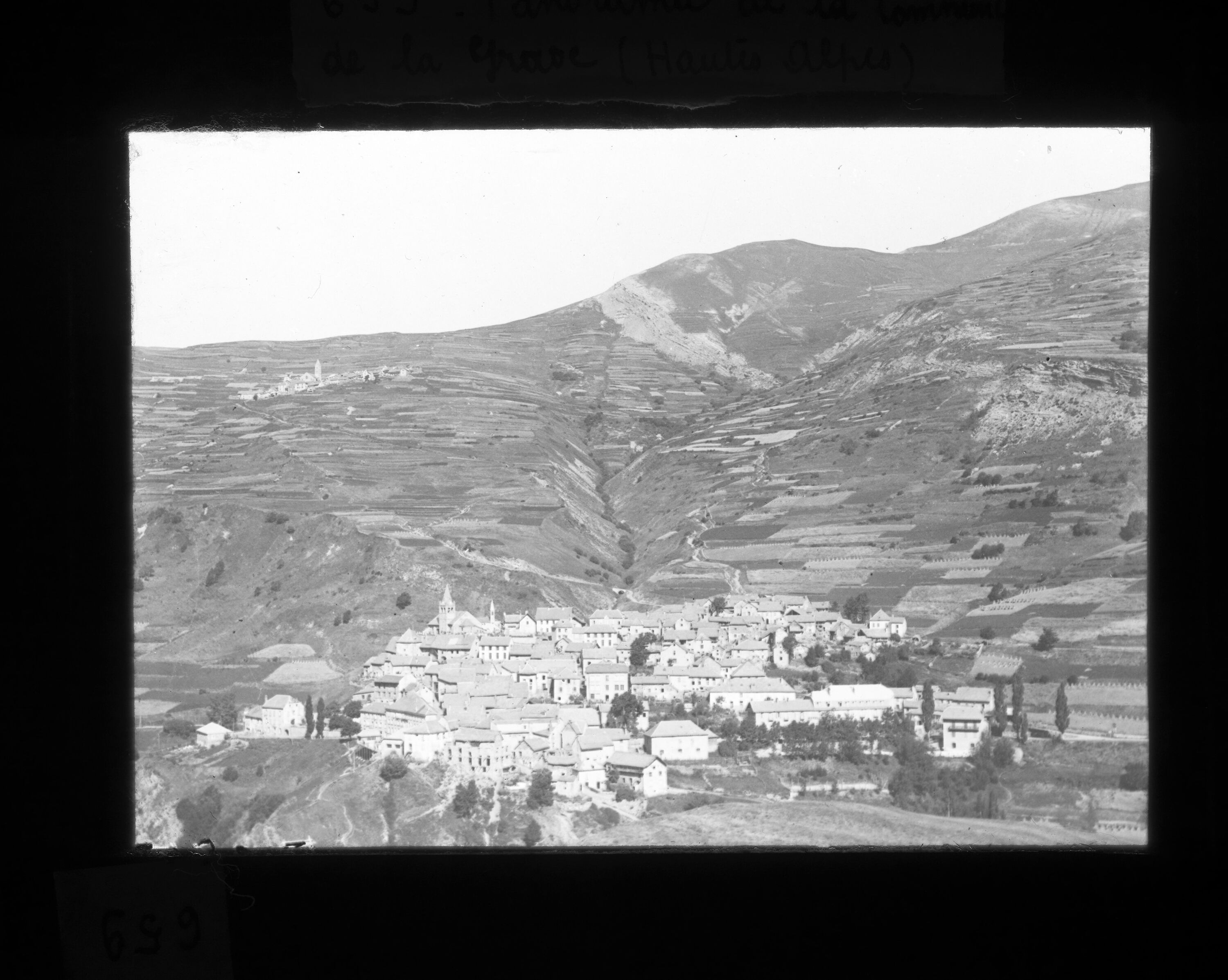 Panorama de La Grave à 1426 mètres d'altitude, réalisé par Victor Hulin, dont la date est inconnue.