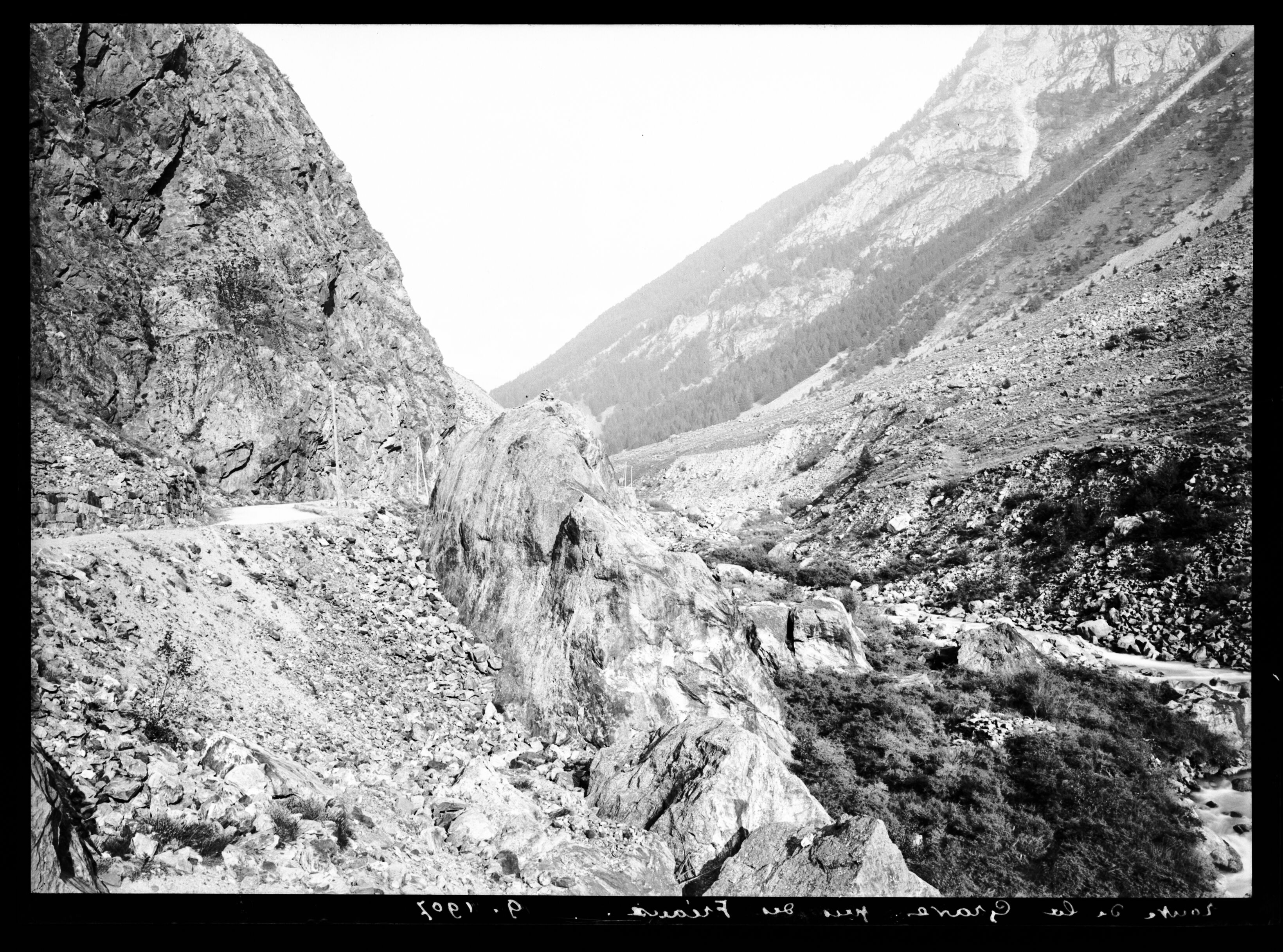 Émile Duchemin photographie la route de La Grave aux Fréaux entre 1890 et 1914, illustrant les voies de communication de