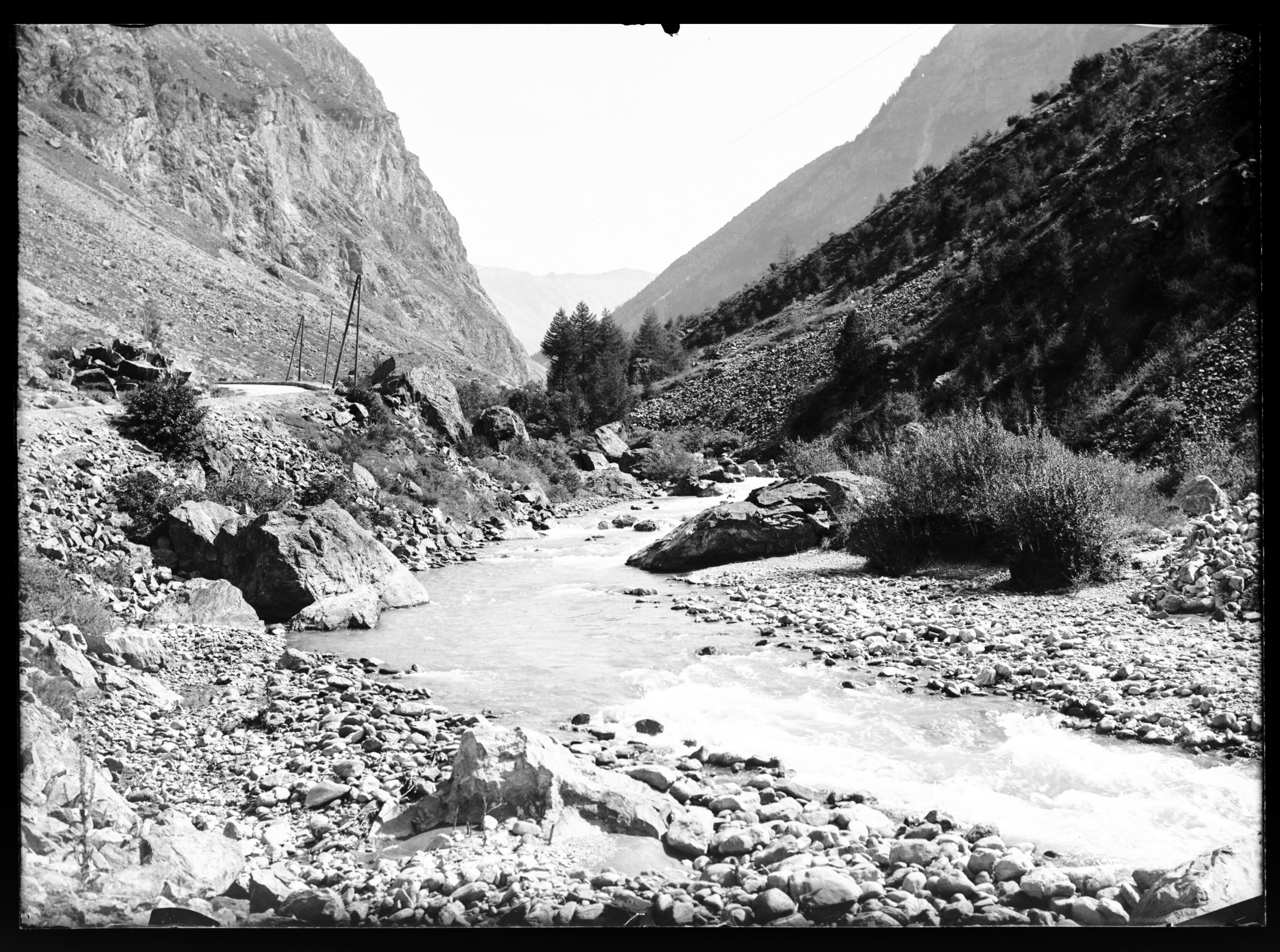 Photographie de la route de La Grave aux Fréaux, réalisée par Émile Duchemin entre 1890 et 1914. Cette image illustre le
