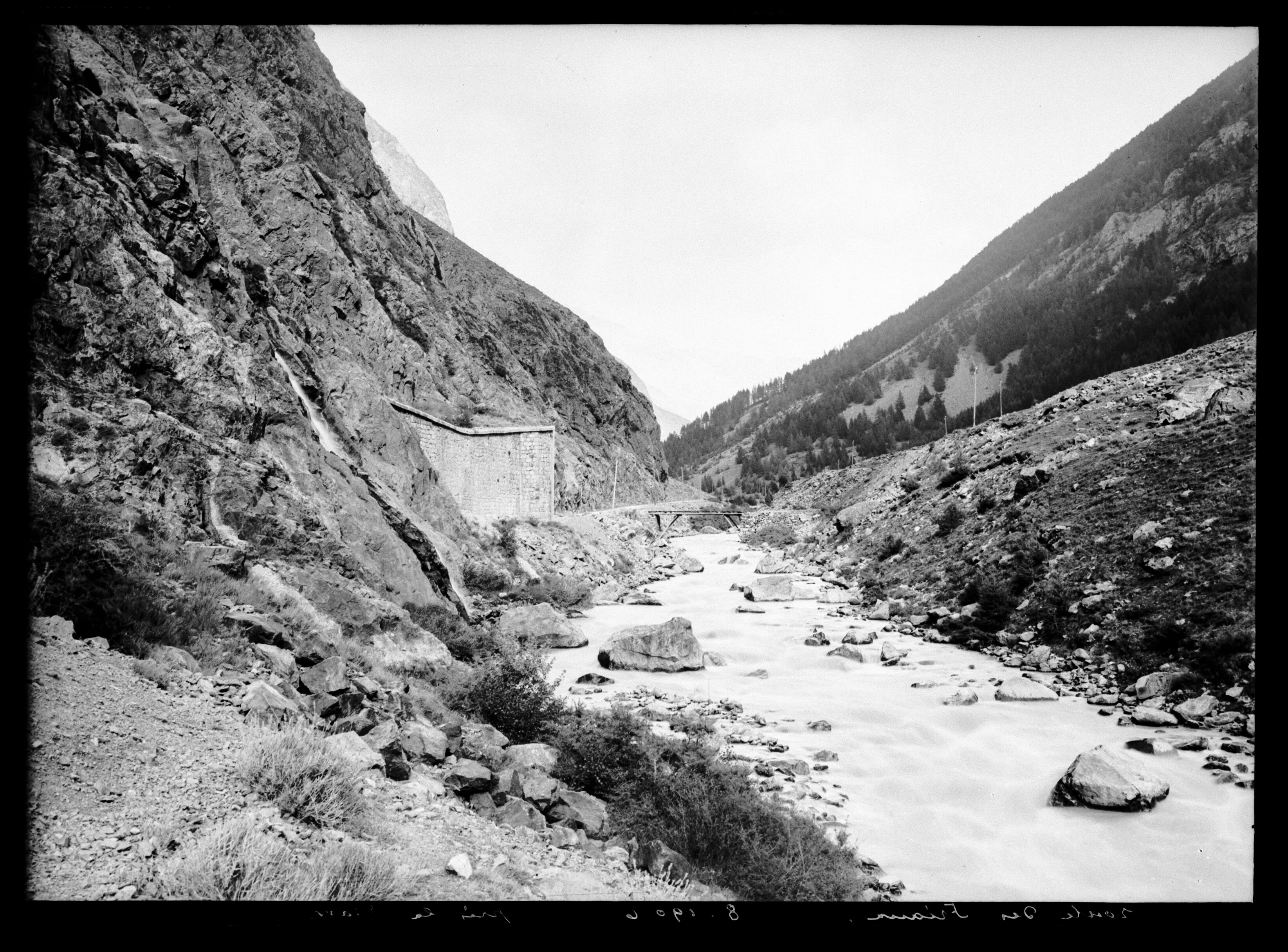 Photographie de la route de La Grave au niveau des Fréaux par Émile Duchemin, entre 1890 et 1914. Elle montre un tronçon