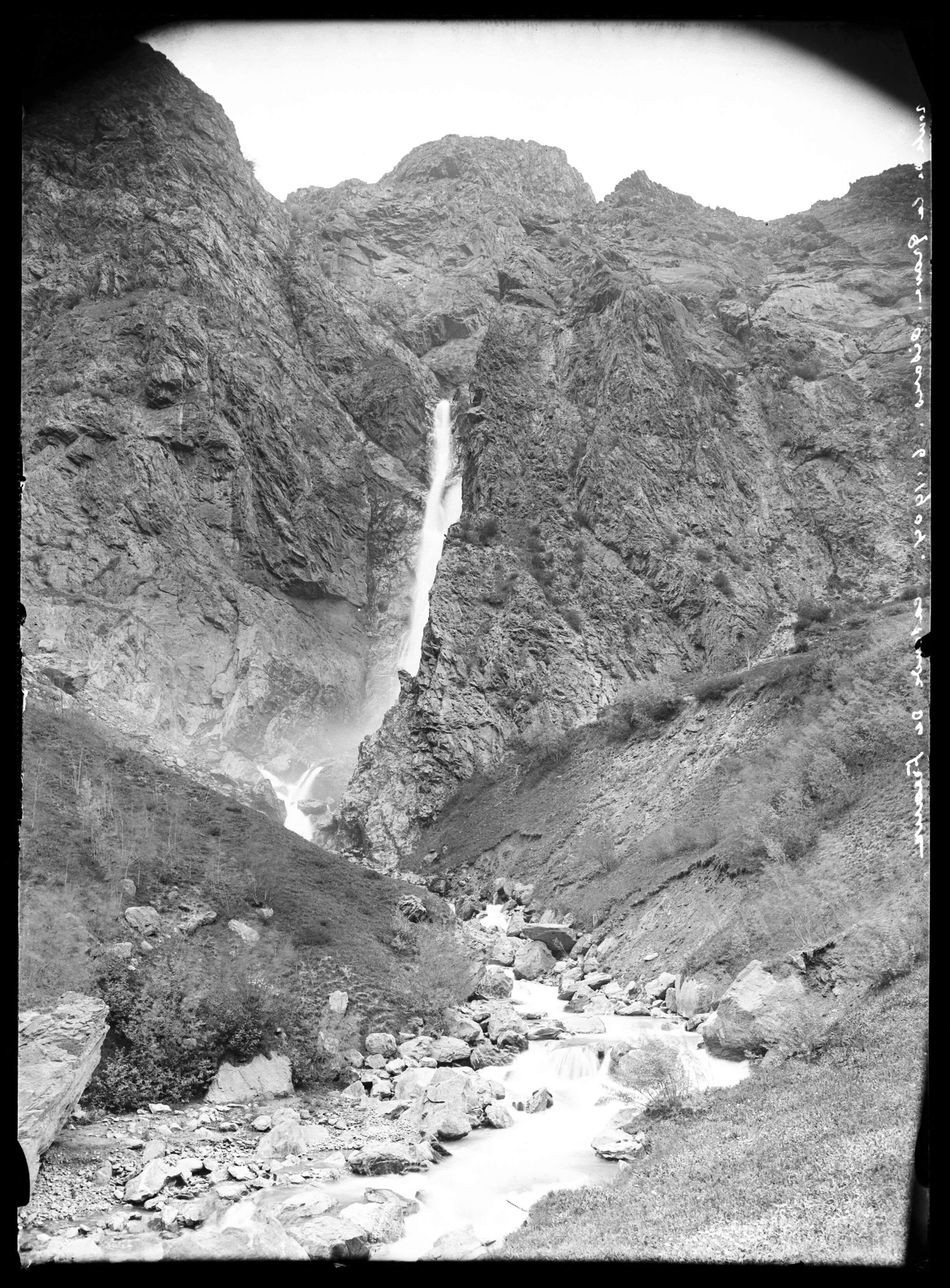 Émile Duchemin a photographié la cascade des Fréaux sur la route de La Grave entre 1890 et 1914, mettant en valeur le pa