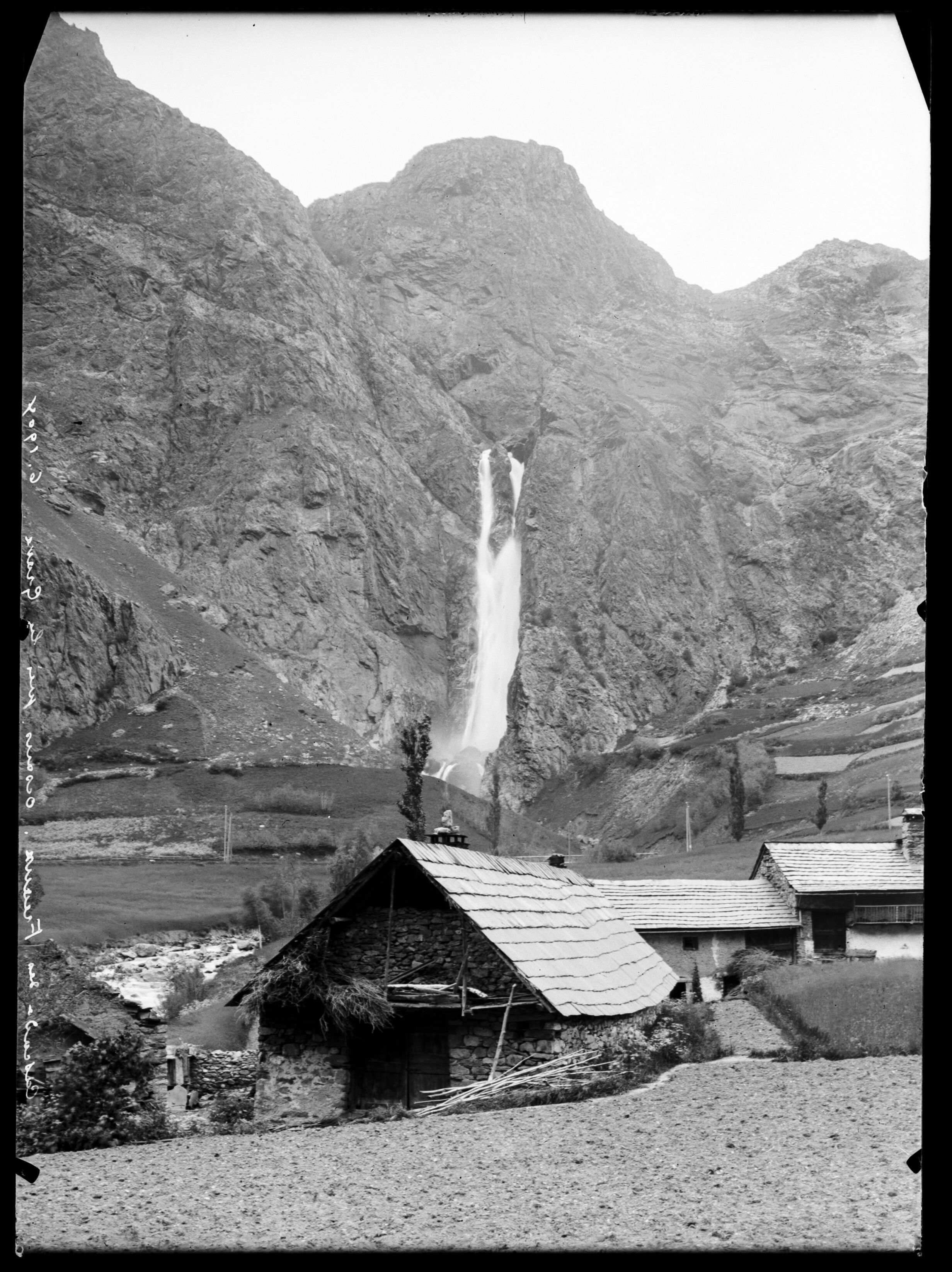 Une autre prise de vue de la cascade des Fréaux par Émile Duchemin, réalisée entre 1890 et 1914, offrant un angle différ
