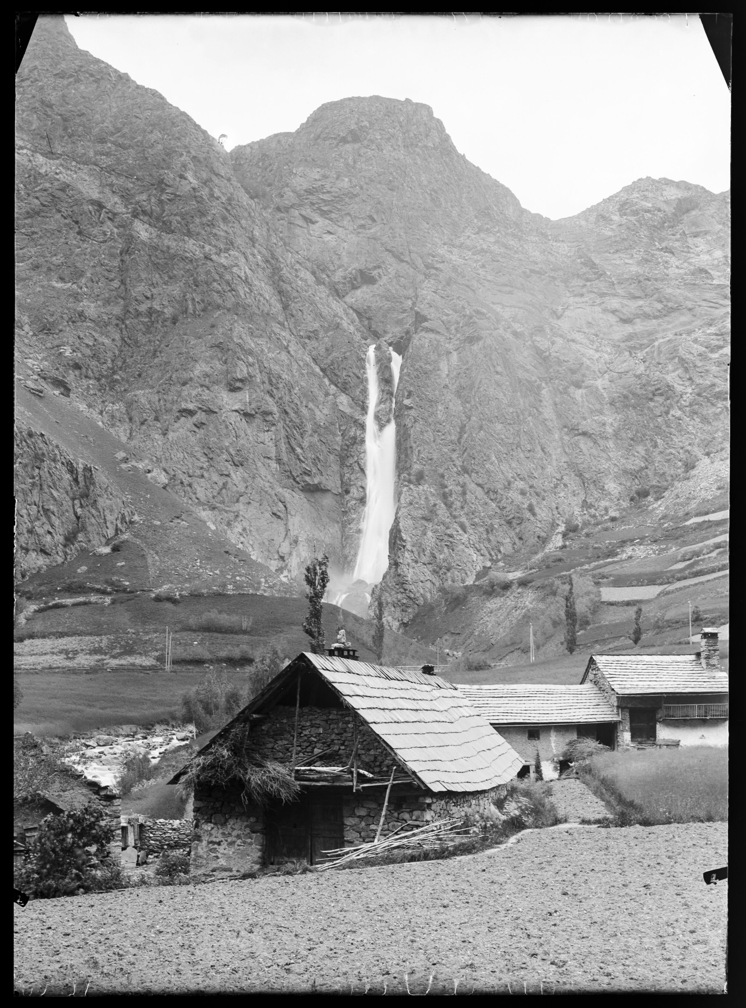 Cliché pris par Émile Duchemin entre 1890 et 1914, illustrant la cascade des Fréaux sur la route de La Grave, témoignant