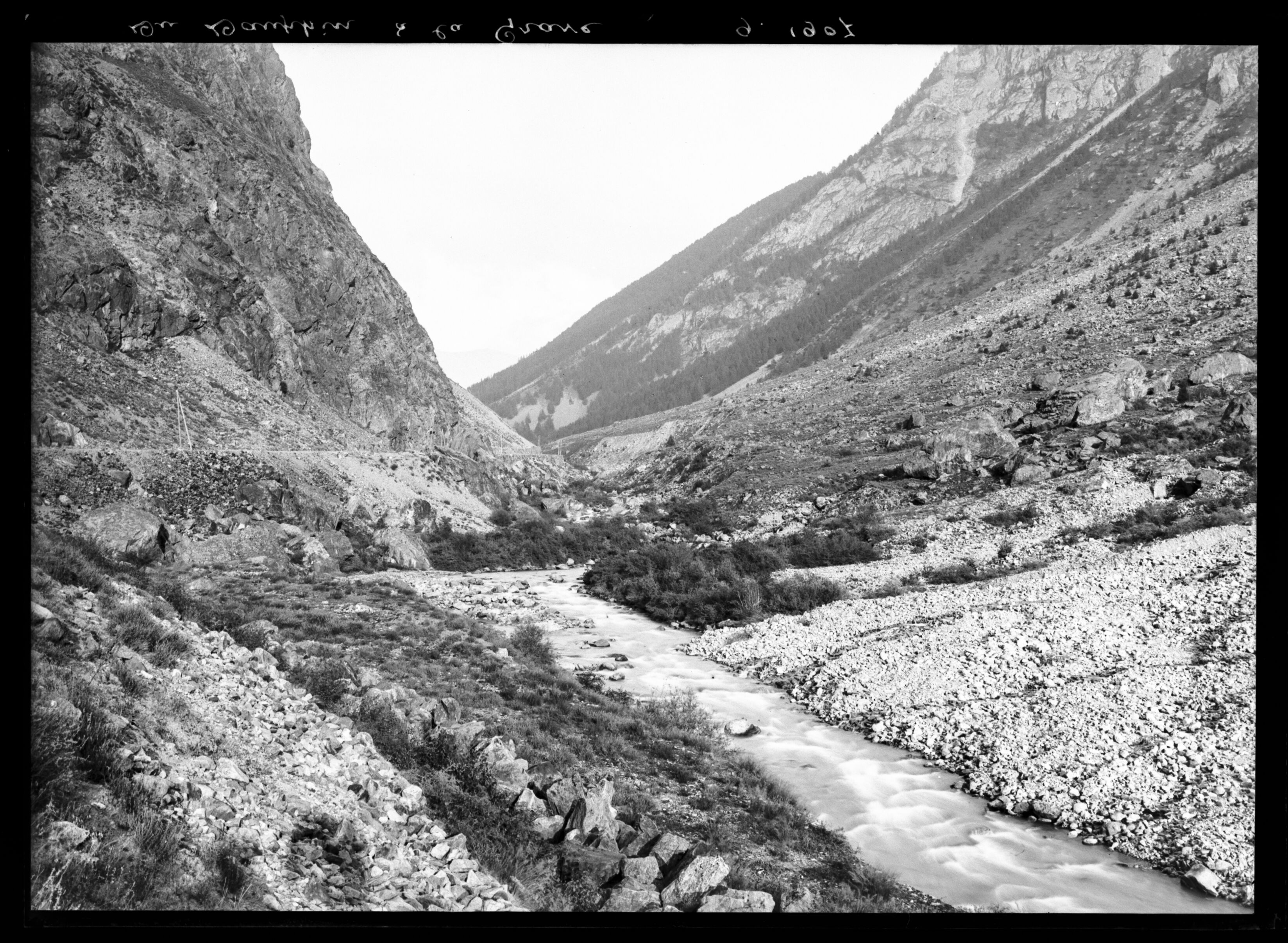 Image de la route de La Grave, réalisée par Émile Duchemin entre 1890 et 1914. Cette photographie met en valeur le paysa