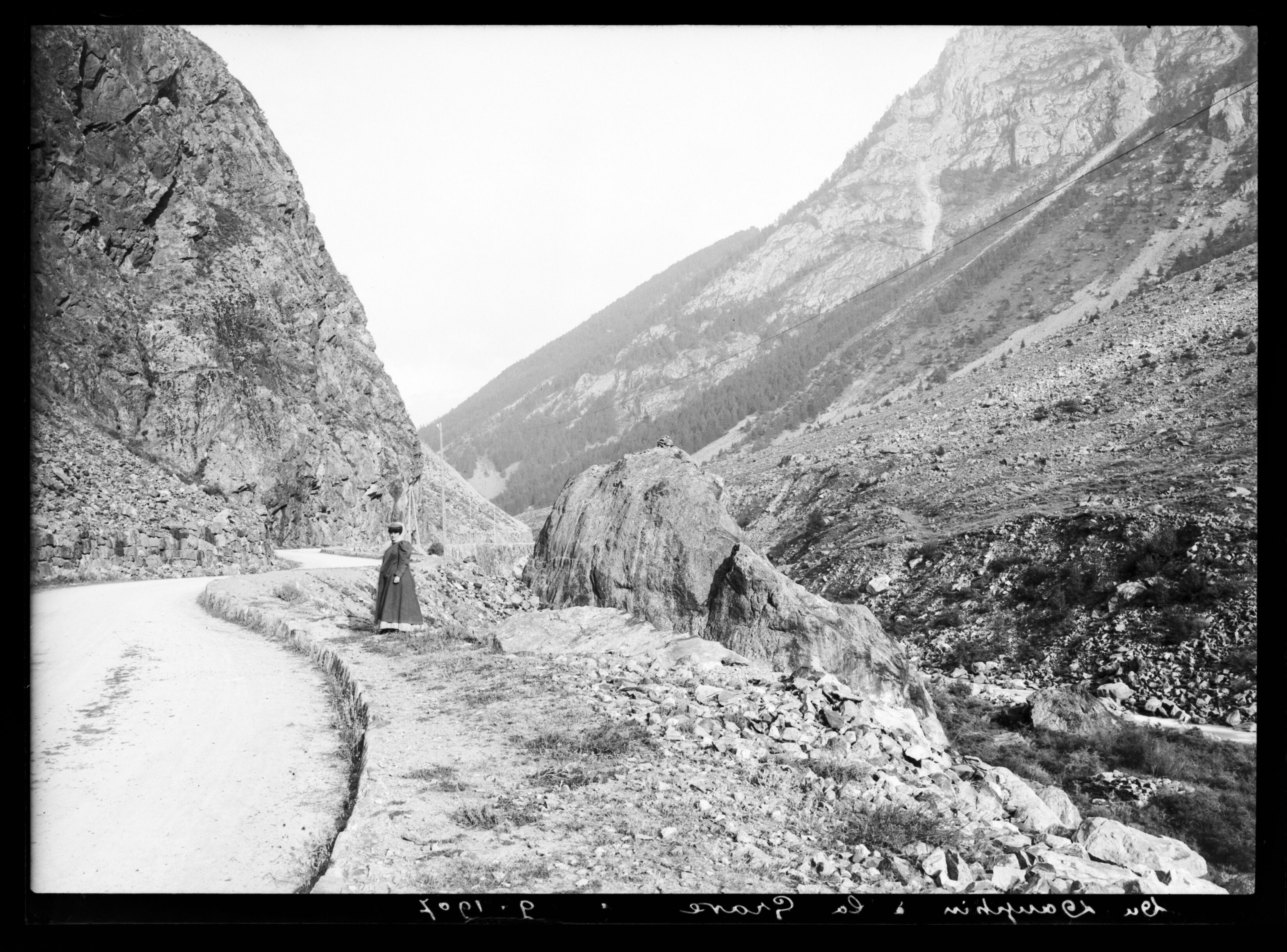 Une vue de la route de La Grave capturée par Émile Duchemin entre 1890 et 1914, offrant un aperçu des voies de communica