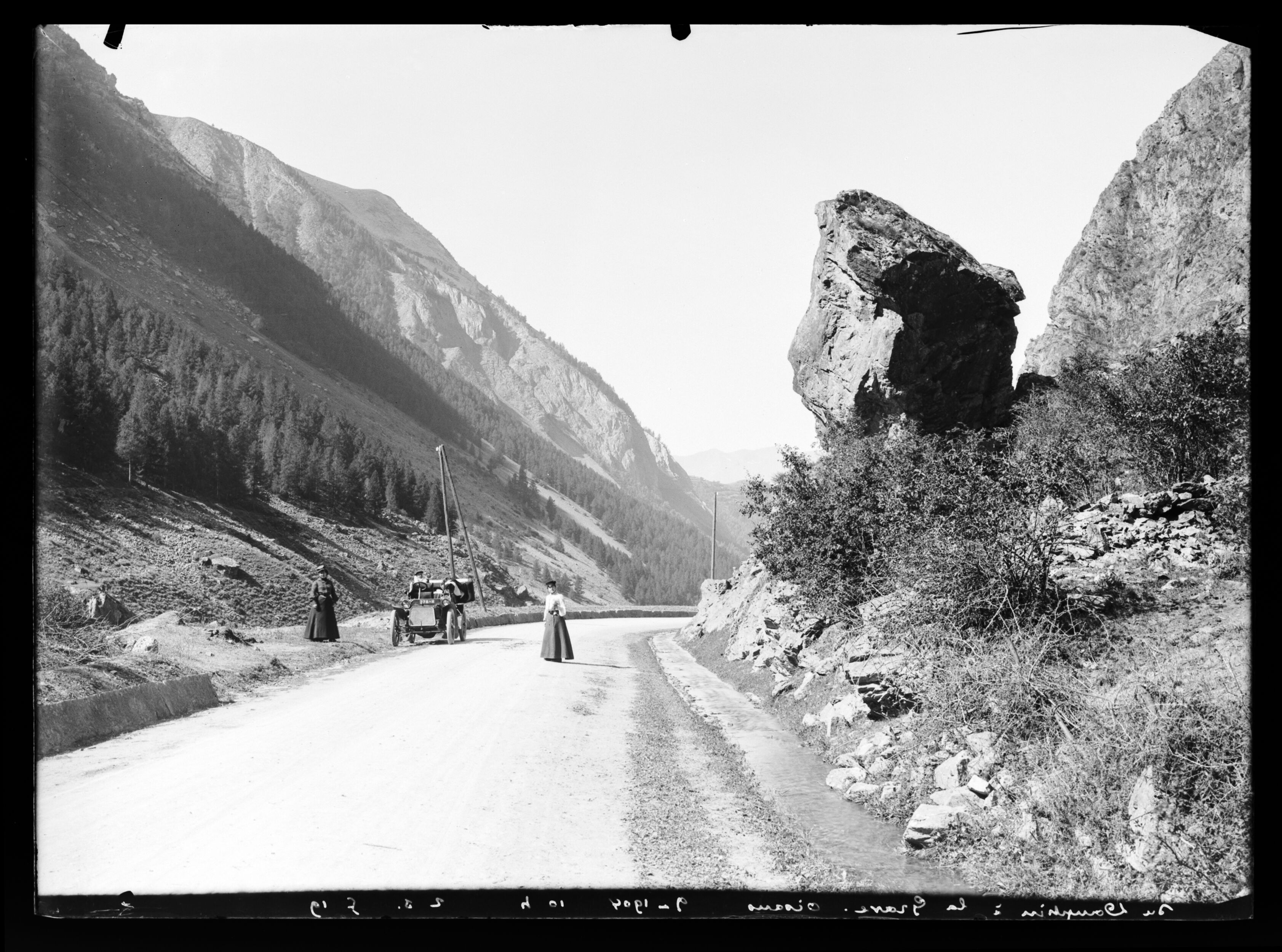 Cliché de la route de La Grave, réalisé par Émile Duchemin entre 1890 et 1914. Cette photographie illustre les voies de 