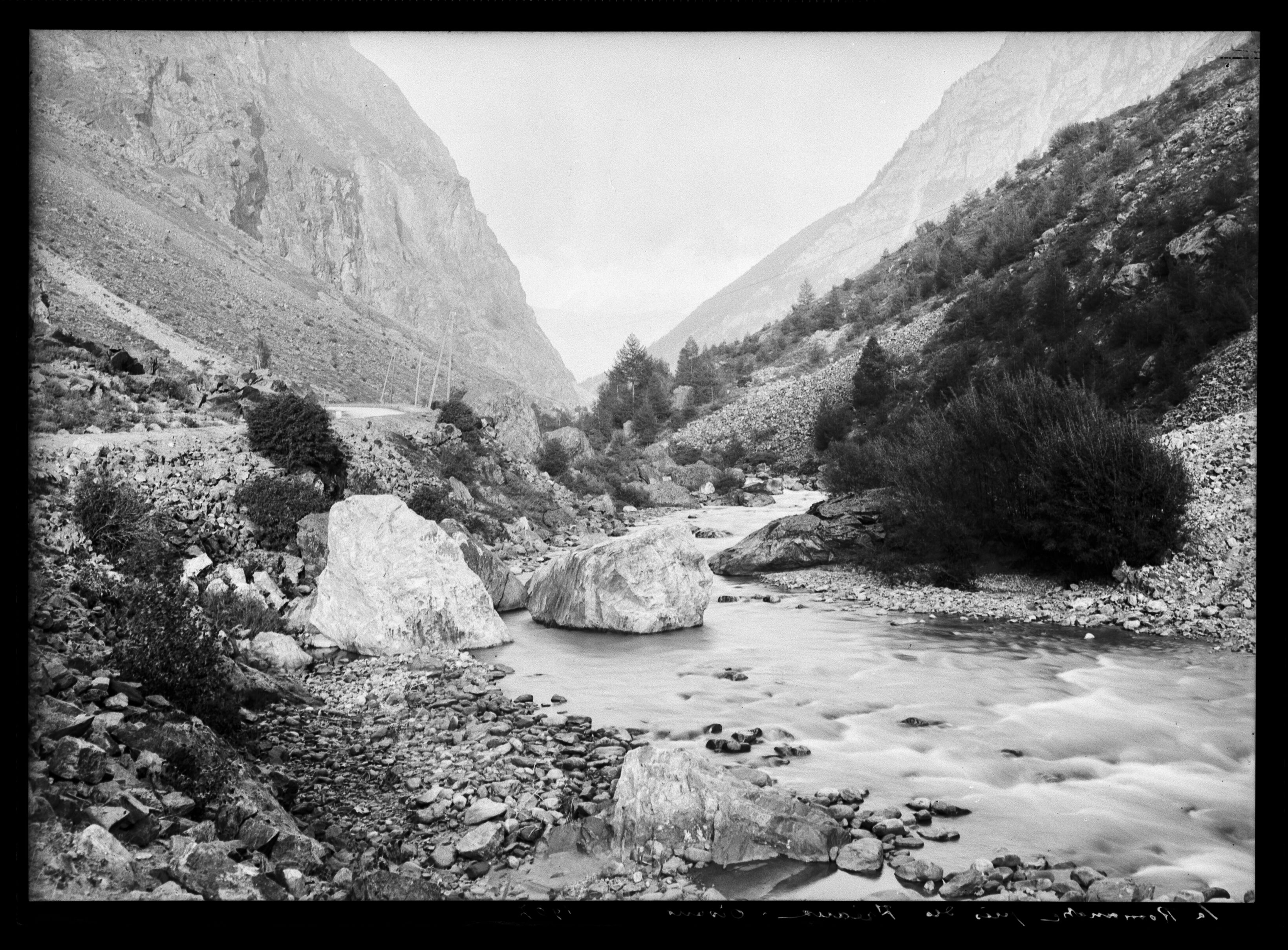 Photographie d'Émile Duchemin (1890-1914) capturant la rivière Romanche aux Fréaux, sur la route de La Grave, reflétant 