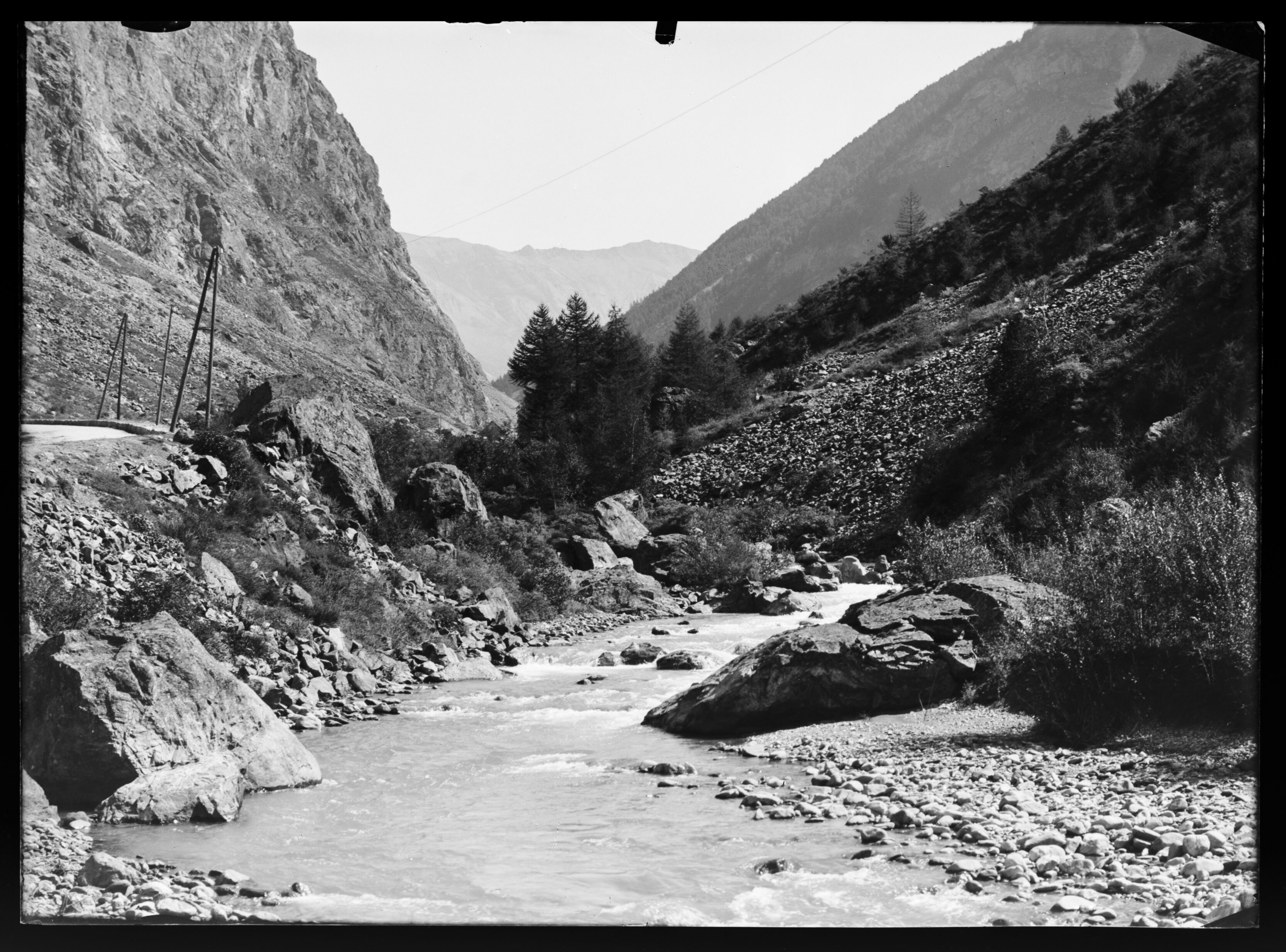 Cliché de la route de La Grave près de La Romanche, réalisé par Émile Duchemin entre 1890 et 1914. Il illustre les infra