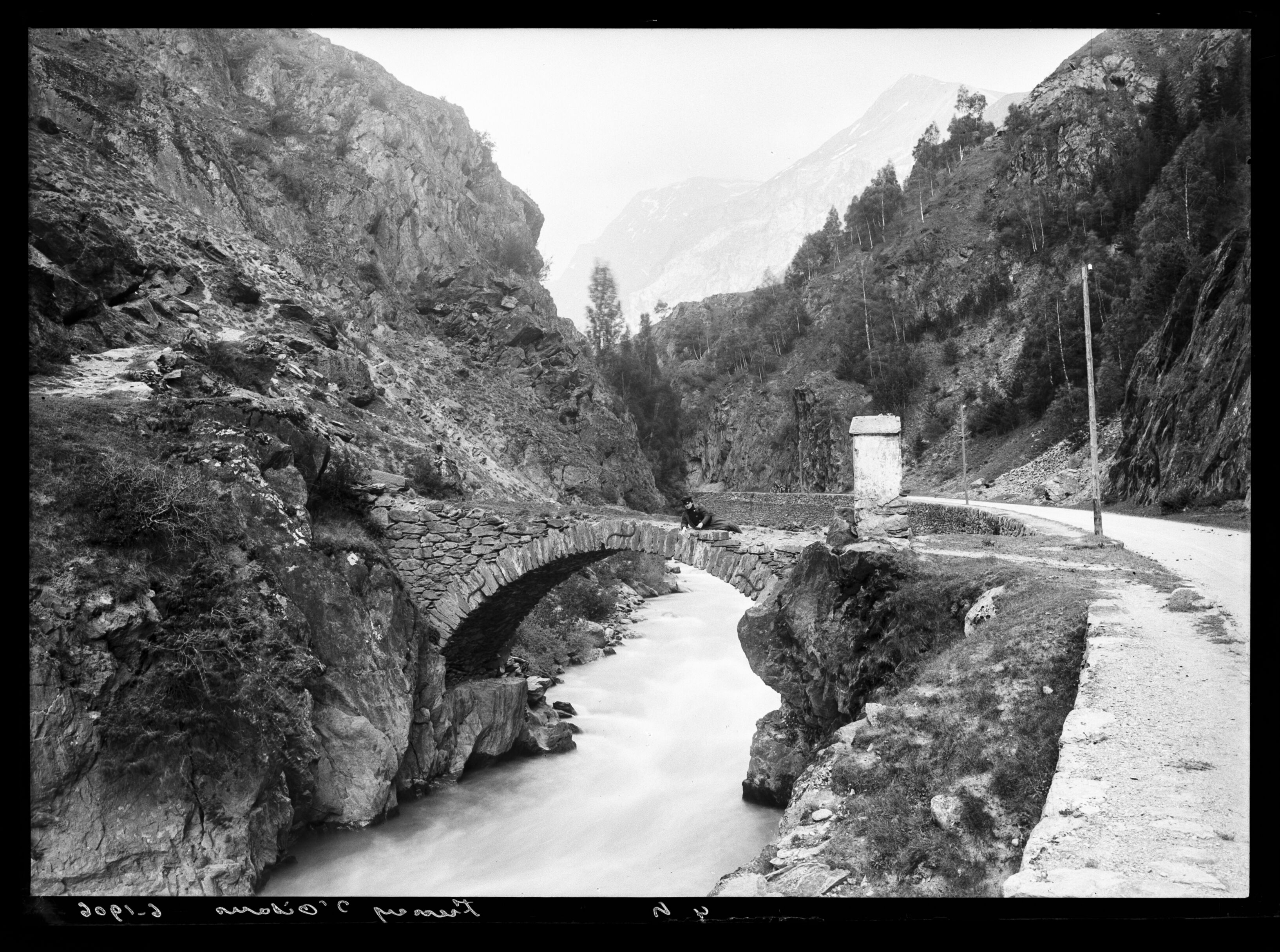 Photographie du pont du Freney sur la route de La Grave, prise par Émile Duchemin entre 1890 et 1914. Ce cliché document