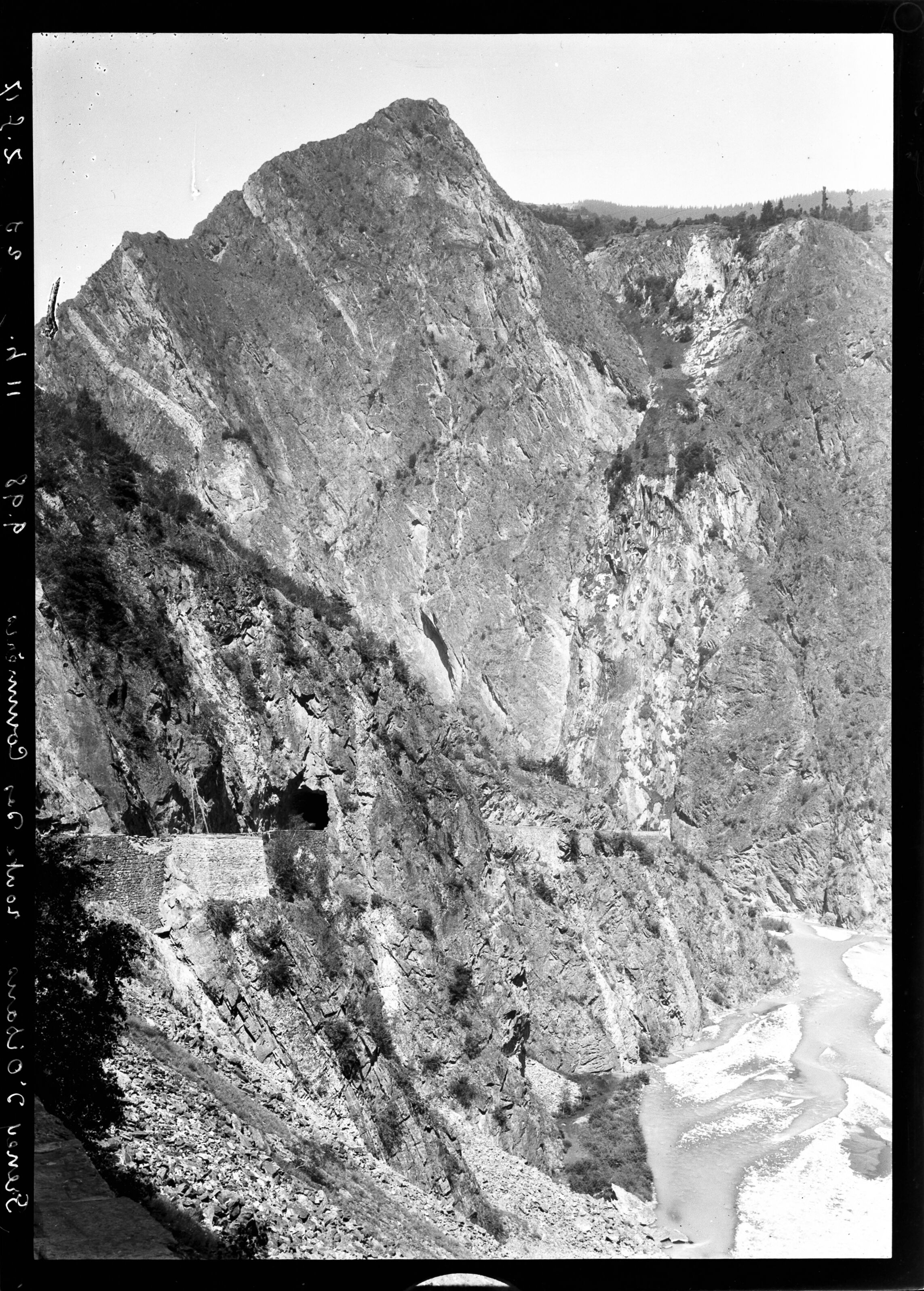 Cliché de la Rampe des Commères sur la route de La Grave, pris par Émile Duchemin entre 1890 et 1914. Cette photographie